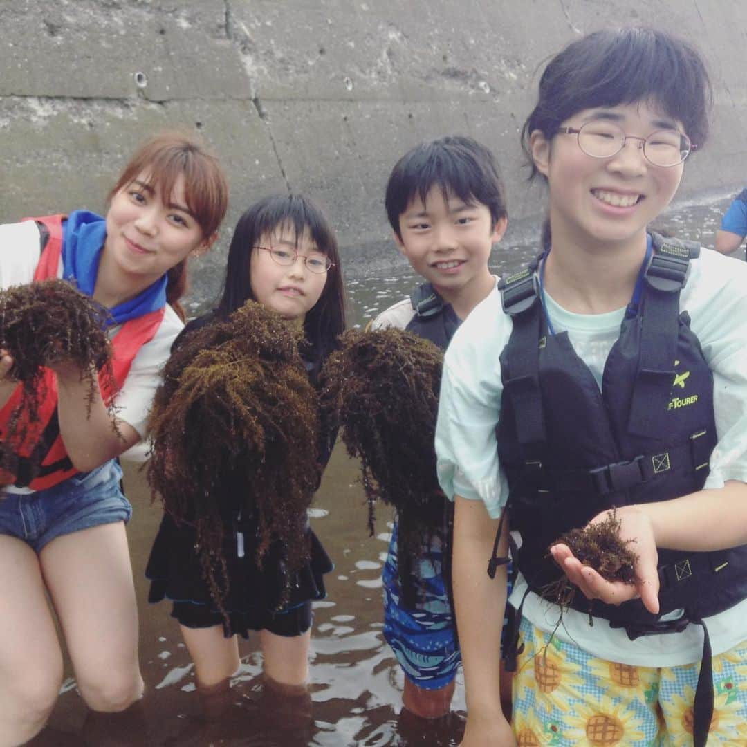 谷藤博美さんのインスタグラム写真 - (谷藤博美Instagram)「海と日本プロジェクト！ コンブを知って積丹の海を楽しもう！  2日目の今日は 早朝の体操からスタート！  漁場に行って漁師さんにお話を聞く。 定置網のお掃除のお手伝い プランクトン採集 鰊御殿の見学 ウニの養殖場の見学 昆布のサンプリング採集 シーカヤック体験 海辺の探索 ウニとホタテの観察 海鮮BBQ.... ！ 全身で子供達と一緒に海の大切さについて学んでいます😊  まだまだ体験学習は続いています🏖  あと２つのプログラムを 頑張ったらみんな熟睡かな？  #久しぶりに海に入ったら水がとても冷たかった #海と日本プロジェクト  #海プロ #谷藤博美 #アナウンサー #北海道放送 #夏休みの思い出 #フィールドワーク #海 #山 #川 #昆布 #夏休みの大冒険 #ウニ #シーカヤック」7月31日 20時09分 - tanifuji_63