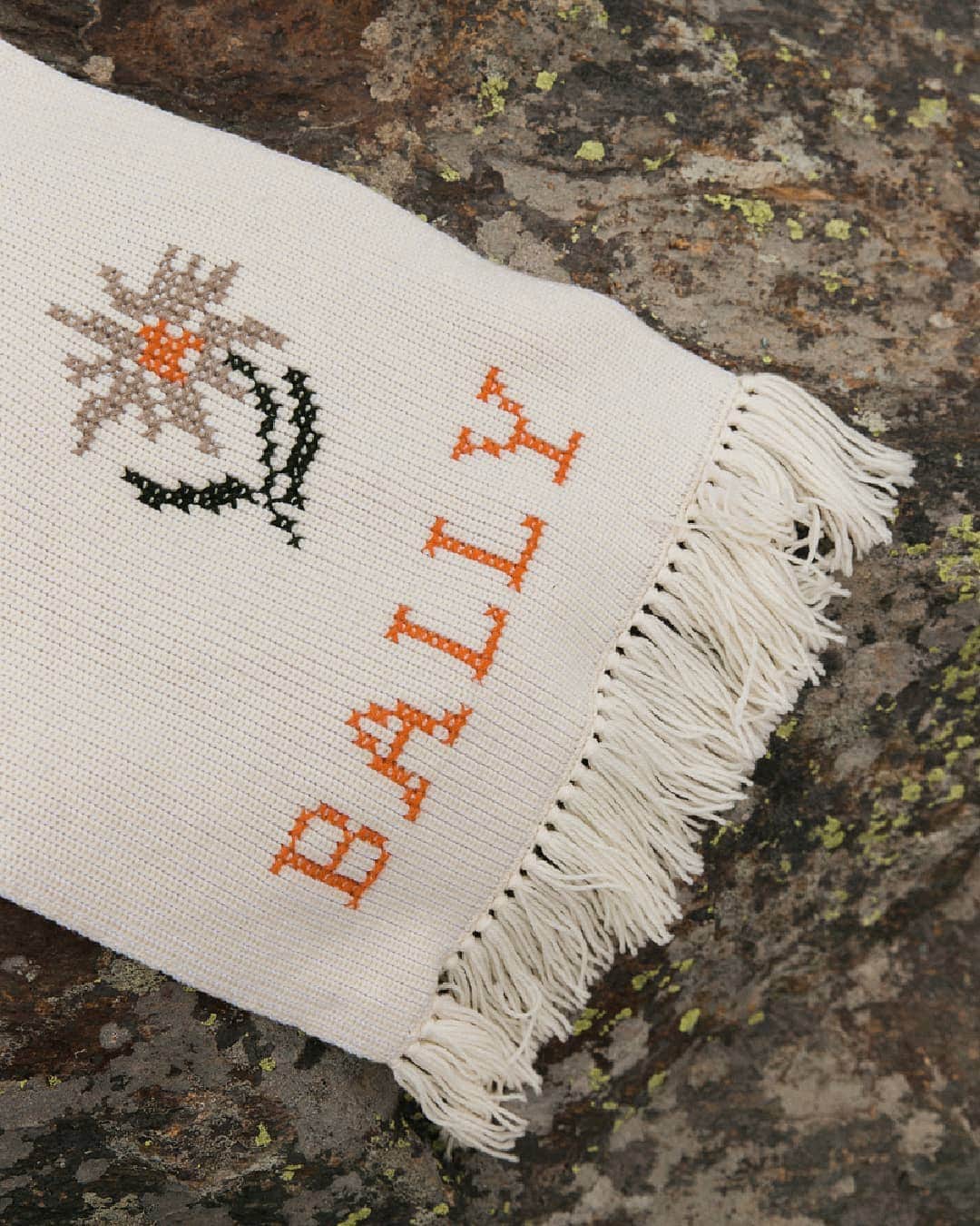 バリーさんのインスタグラム写真 - (バリーInstagram)「Mountain flowers, details from the new #BallyAW19 collection. #Bally #JourneyToSwitzerland」7月31日 20時09分 - bally