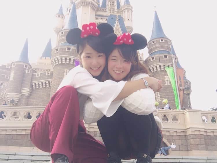 のインスタグラム：「懐かしの夢の国🎀 . . . #ディズニーランド #夢の国  #チケットあるから今年中には行けるはず  #行きたい人いるかな  #誰と行けるかな #楽しみ  #ディズニー #相棒 #2年前 #懐かしい #早く会いたいな #過去pic #Disney #bf #2yearsago」