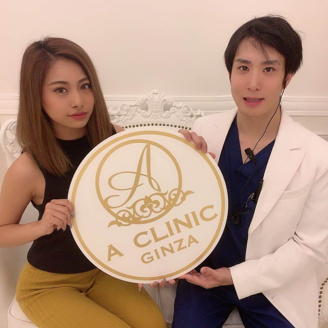 八鍬有紗さんのインスタグラム写真 - (八鍬有紗Instagram)「. . 先日 @a_clinic_ginza に行ってきたよ♡ . Aスレッド+ヒアルロン酸の施術をしてもらったよ😋 "切らないリフトアップ"なのに効果がものすごいの！ 糸が溶けてコラーゲンに変わって肌ぷるぷるになるの🍒 . . 肌にいい成分しかないから肌を潤わせたい方にオススメ！ 整形とはまた違うので、気になってる方がいたら サロンにお問い合わせして相談してみてもいいかも👂🏻 . 永久ではないのでもう少し引き締めたいと思ったら また行けるし大事な日の前に行くのもアリだね！ . 先生やスタッフさん達の対応はもちろん、 サロンの中がお姫様みたいな空間で素敵だったよ❤︎ . 谷口先生ありがとうございました💯💯 @dr.taniguchi . . . #Aスレッド #小顔Aスレッド #aclinic #aclinic銀座 #aクリニック #エークリニック #サロン #美容サロン #美意識 #小顔リフトアップ #シャープ #美容 #美肌 #小顔 #リフトアップ #a式鼻先シャープ術 #鼻先革命 #美容外科 #美容皮膚科 #美容クリニック #山田哲雄 #佐藤玲史 #柴田貴志 #谷口弘樹」7月31日 20時11分 - arisa_yakuwa