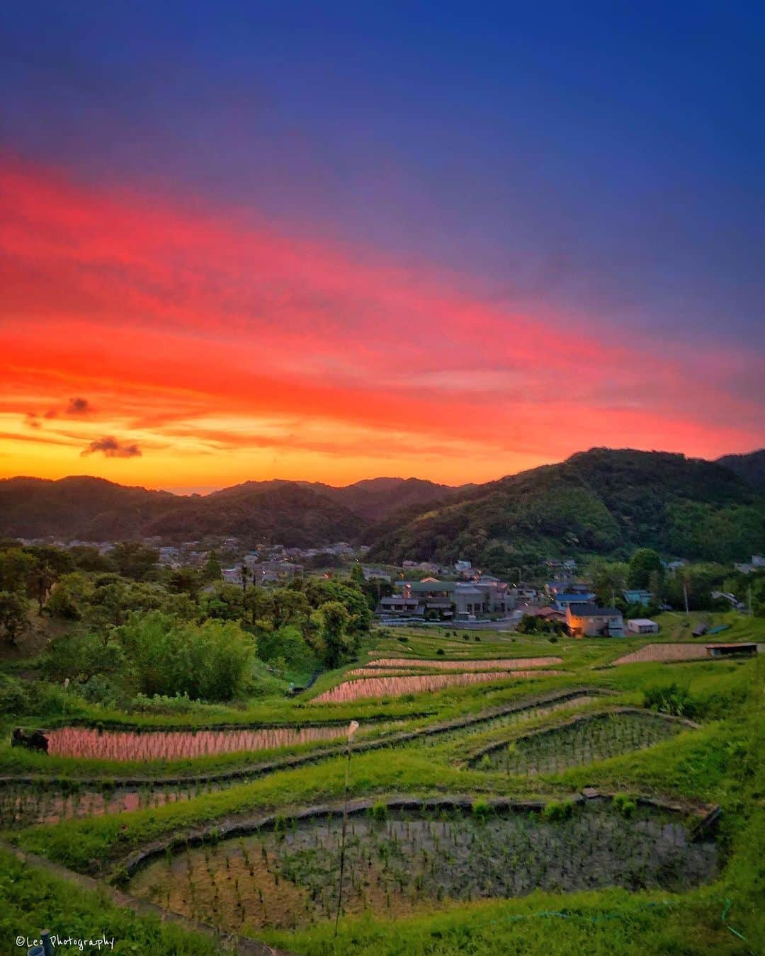 leo7000のインスタグラム：「いつかの夕焼け 空がツートンカラー🌄🌅 猛暑が続きますね💦💦💦 IG皆さん、ご自愛ください‼️🙋🏻‍♂️ 今日もお疲れ様でした~♪ 🍺🍺✨ 2019/6/18」