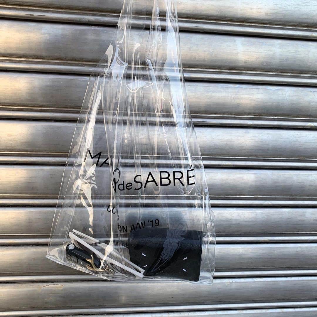 Mie Kawanoのインスタグラム：「携帯ケースが入ってた袋が可愛くて bagにしてみた♪ #maisondesabre  #maisonmargiela #楽天roomに載せてます  #roomインフルエンサー」