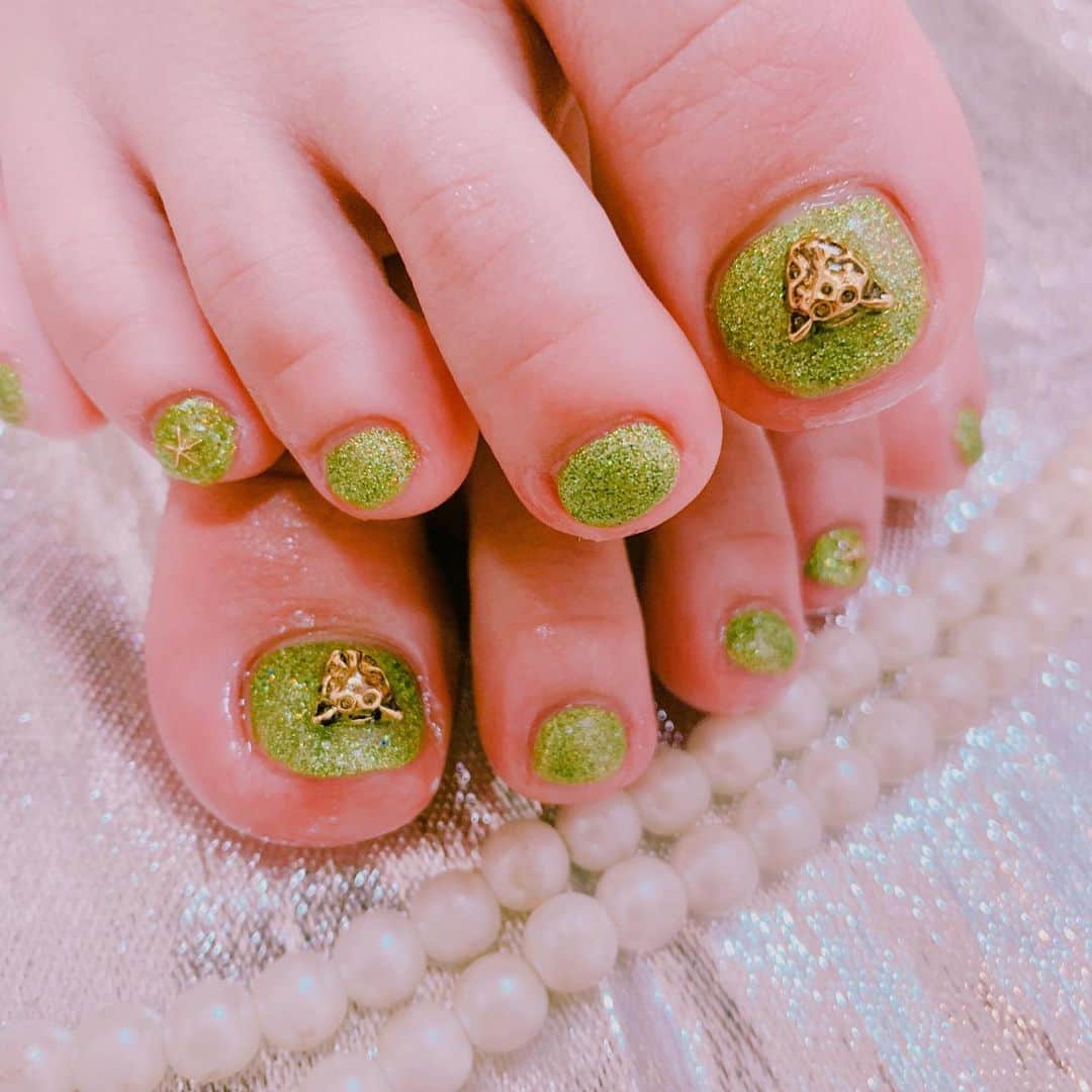 西野未姫さんのインスタグラム写真 - (西野未姫Instagram)「にゅーねいる🐯💚💚💚 ラッキーカラーって言われたから珍しく緑にしてみた😚  #フットネイル #ネイルデザイン #グリーンネイル #green #トラ #ラメ」7月31日 20時16分 - nishinomiki_official