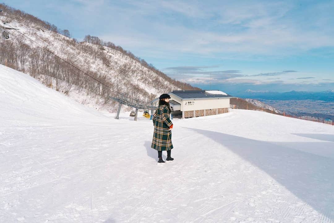 貴愛kwiae Officialのインスタグラム：「えーっと冬希望。笑 ❄⛄🎿🏂🎅🎄🎁☃ 毎日暑いね🔥 * * 今回もロッテアライリゾートのCMソングに使ってもらいました❣ なんと神奈川とかでも流れてるとか？😁 いつもありがとうございます。 この写真は冬の @lottearairesort  での写真です🌈 夏も避暑地なんだろうなぁーいきたいなーー🌈🌈🌈 * #ないものねだり」