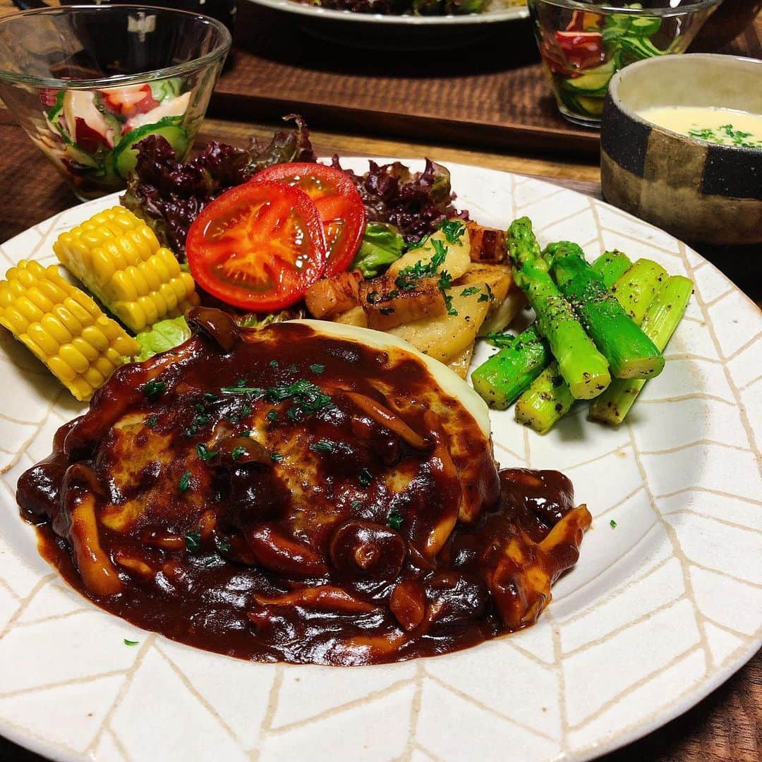 chaako ちゃあこのインスタグラム：「2019.7.31 * * 今日の晩御飯٩(๑❛ᴗ❛๑)۶ * ＊デミグラスチーズハンバーグ ＊ジャーマンポテト ＊アスパラのレモンソテー ＊サラダ ＊タコと胡瓜の酢の物 ＊明太子 ＊コーンポタージュ ＊雑穀米入りごはん * でした(๑´ڡ`๑) * 今日はデミグラスソースのチーズハンバーグ。 ハンバーグは#ターク で表面を焼いてからオーブンで仕上げます。 * オーブンは200℃で10〜12分くらい。 * 今のこの暑い時期にオーブンで仕上げるのは特にピッタリ。 * うちはガスなので、コンロを使えば使うほど部屋の温度が上がるー( ꒪Д꒪) * ハンバーグの玉葱でさえ、今日はレンジでチンしたもんね(笑) * 夏のごはん作りは嫌いです(￣m￣*) * * * 明日から8月ですね。早っ。 いや、早く秋が来ないかなー。 こんなに暑いと何もしたくない… はなちゃんがいるので、エアコンは24時間つけてますが、リビングから出るのが嫌… * とか言いながら、洗濯機を3回目を回してる間に、今日はお風呂の扉を念入りに掃除しました(*≧∀≦) * インスタのお掃除アカウント見てるとね… やりたくなるんですよね… 実は私…お掃除好きなのかな… とか最近思ってます(￣m￣*) * でもミニマリストにはなれません(笑) 捨てられない物が多過ぎるー=͟͟͞͞ =͟͟͞͞ ﾍ( ´Д`)ﾉ * * *」