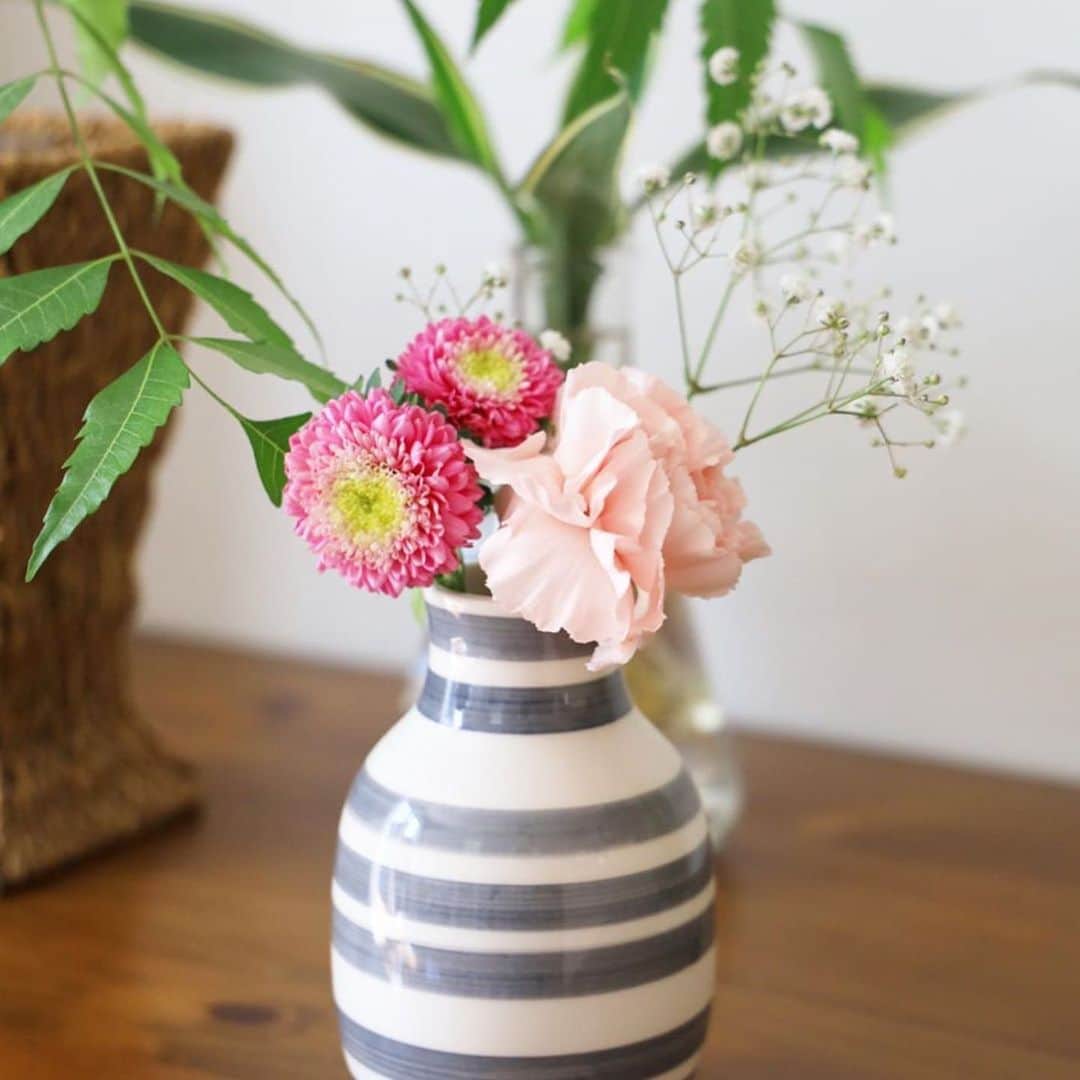 Bloomee LIFEさんのインスタグラム写真 - (Bloomee LIFEInstagram)「・ おうちを明るくしてくれる、ピンク色のお花🌸 ・ 可愛らしい丸いフォルムが特徴的なマムや、 優しい色合いの薔薇、 パッと花びらの開いたガーベラなど、 同じ色でも、お花によって個性は様々🌹💐 ・ 合わせる花瓶を替えてみても、 テイストの違いを楽しめますね✨ ・ Special Thanks Photo by @tami_73 @kochie530 @magu._.18 @rika_beedama ・ --- #おうちイロドリ 💐🎨---⠀ 梅雨のおうち時間を楽しもう♪ あなたの【お家にぴったりなオリジナルブーケを】プレゼント🎁 ・ Bloomee LIFEは、おうちを彩るお手伝いをします。 雨模様の日が続く時期こそ、 お部屋で充実したひとときを過ごしてみませんか？ ・ あなたのお部屋をシェアして、おうちの時間をもっと楽しみましょう✨ ・ 詳しくは"プロフィールトップのハイライト"をチェック👌 ・ 当選者の方にはbloomee LIFE 公式アカウントより DMにてご連絡させていただきます✉️🌸 ・ #bloomeelife#ブルーミーライフ#花のある生活#花好きな人と繋がりたい#おうち時間#花部#花写真#花が好き#花を飾る#暮らしを楽しむ#日々の暮らし#丁寧な暮らし#日々#お花のある暮らし#ナチュラル#素敵な休日#暮らしを整える#くらしのきほん#日々の暮らしを楽しむ#丁寧に暮らす#一人暮らしインテリア#ホワイトインテリア#シンプルに暮らす#ナチュラルインテリア#北欧インテリア#賃貸インテリア#フラワーベース#ミニブーケ#シンプルインテリア」7月31日 20時20分 - bloomee