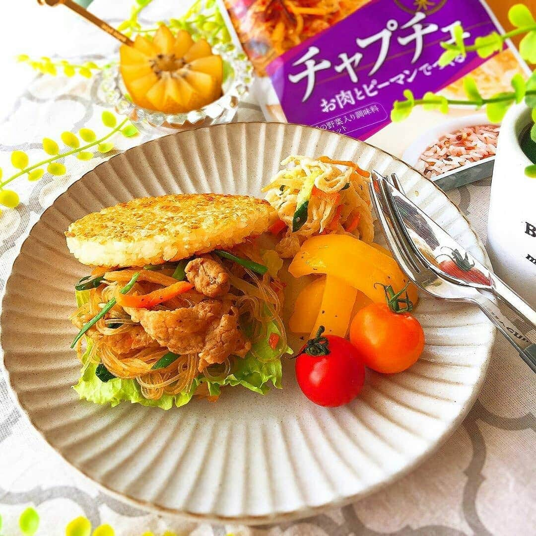 韓の食菜さんのインスタグラム写真 - (韓の食菜Instagram)「. @maoron15 さんが「韓の食菜 チャプチェ」のある食卓を投稿してくださいました♪ 夏休みのランチにもぴったりですね！ . ▼「韓の食菜」についてはこちら http://han-no-shokusai.moranbong.co.jp/ . #韓の食菜 #モランボン #チャプチェ #韓の食菜チャプチェ #韓国料理 #韓の食菜でカラフルディッシュ #おうちごはん #instafood ----------------------------------- #Repost @maoron15 ・・・ 2019.5.16(木) . こんにちは╰(*´︶`*)╯♡ . picは先日の休日 #おうちランチ です🎶 . @foodietable.jp さまより 『韓の食菜 チャプチェ』をいただいたので チャプチェライスバーガー にしてみました😋 . チャプチェのタレに筍とか野菜が入ってて、本当はお肉とピーマンを追加するだけでいいんですが、私はお肉とニラともやしをプラスして野菜たっぷりでいただきました💓🙏 これがまためーっちゃ美味しくて、旦那さん、めーっちゃ食べてました😂笑 嬉しい🙌🏻簡単だしまた作ろっと😆笑 . . . 「モランボン様×フーディーテーブル様」のモニターコラボ広告に参加しています。」7月31日 20時20分 - hannoshokusai