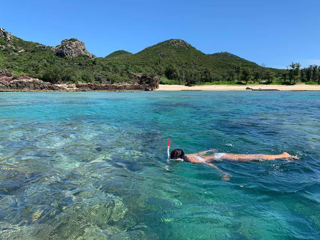 岡根直哉のインスタグラム：「海の子おるわ🧜‍♀️ . 伊是名島2日目 . #深くとも恐れずグイグイ潜ってく妻 #俺はそれについていく #夫婦#いぜぇ #伊是名島#イヒャジューテー #海ギタラ#陸ギタラ #沖縄#okinawa」