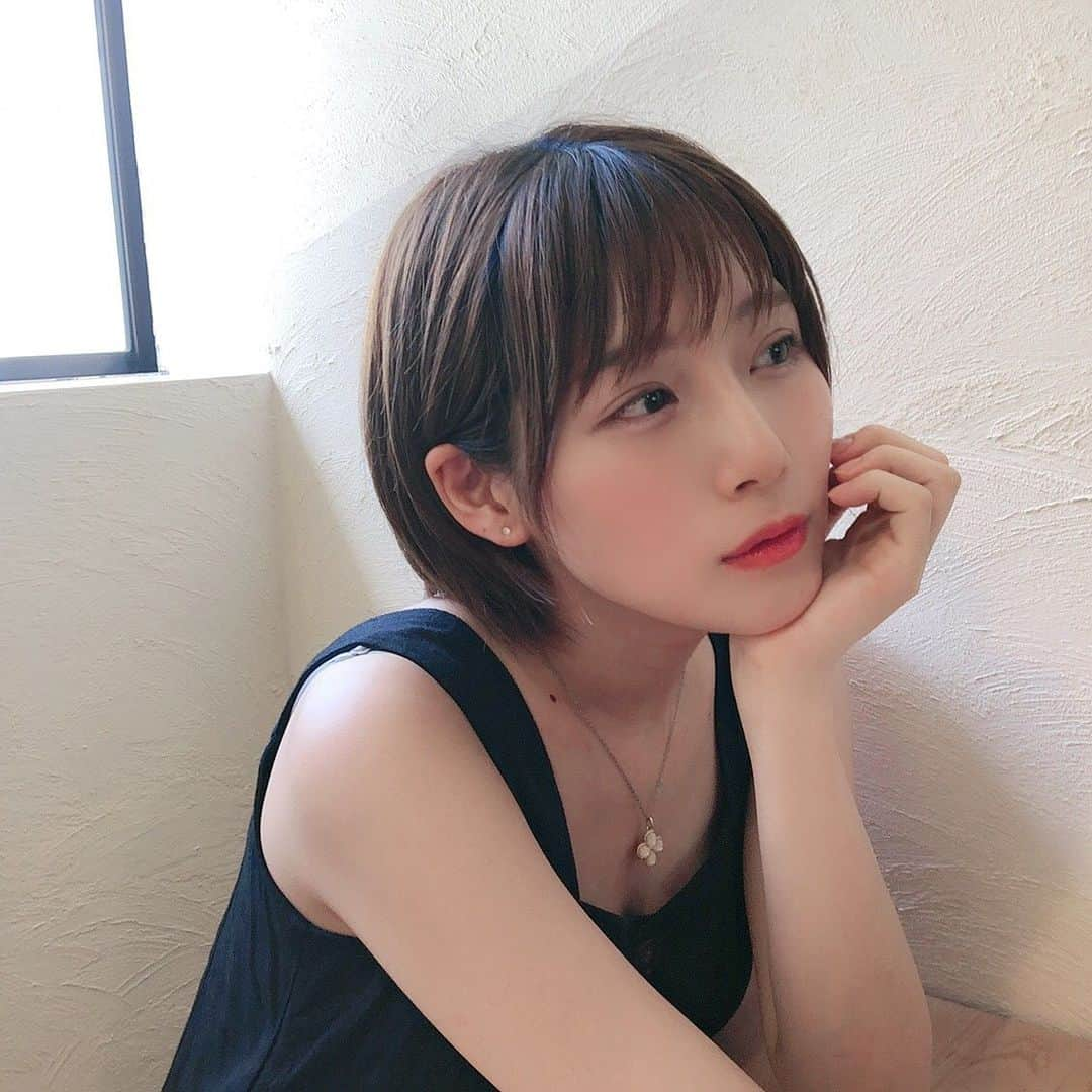 蒼川愛さんのインスタグラム写真 - (蒼川愛Instagram)「毎朝起きると2リットルくらい汗かいててびびる。寝癖で頭頂部ぺたんこの日でした🍥🍥🍥毎日お天気で暑くて夏だけど気持ち良い〜〜！」7月31日 20時22分 - tougarashi_suki