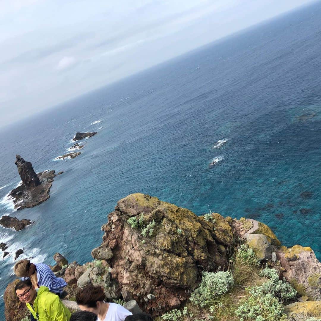 宇田恵菜さんのインスタグラム写真 - (宇田恵菜Instagram)「神威岬 積丹半島にあり、日本海がドカンとみれちゃいます‼️ そしてここのすごいところは、駐車場、入岬無料‼️✨✨✨ 凄すぎる👐 神威岬の灯台まではだいたい徒歩20分強で、アップダウンも激しいので、スニーカーがmuch better👍 地球の背骨と言われてて、自然の雄大さとゴツゴツさがなんとも美しい☺️ これぞ北海道✨ ——————————————— #actresslife #女優 #地方ロケ #ロケ撮影 #役者 #女性ライダー #バイク女子 #食レポ #レポーター #宇田恵菜 #愛媛出身 #ridding #womanrider #北海道 #MT09 #YAMAHA #北海道ツーリング #motorbike #motorcycle #ridding #womanrider #女性ライダー #バイカー #恵菜バイク #バイク女子  #バイク好き #clubモータサイクル #神威岬 #積丹ブルー #積丹半島」7月31日 20時24分 - ena2727