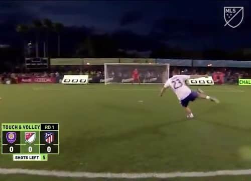 F2Freestylersのインスタグラム：「‘Ohh what a strike’ 🚀 Technique & Execution from @waynerooney is ridiculously good 👌🏼 @mls #MLSAllStar #WayneRooney #Rooney #MLS」