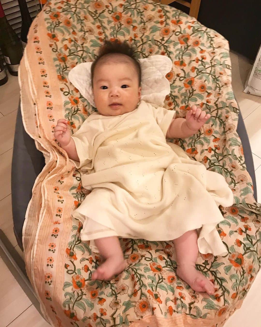濱中鮎子のインスタグラム：「ごはん食べる間、バウンサーでにこにこバタバタしながら待てるようになった。 えらいぞ、パイナポー姫！🍍 #お嬢 #パイナポー姫 #pineapples  #ちゃんとベルト付きです  #nuna #頂き物」