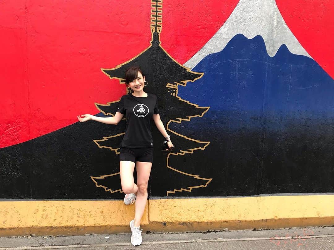 のインスタグラム：「Hello Berlin🐻🇩🇪 #berlinwall #eastsidegarally I had a pleasant time after our long program😜🥰🌱 ・ ドイツ、ベルリンへ来ました😊 1.3km続く、ベルリンの壁。 頭空っぽにして、今を感じる時間🌱 いつもはしゃいでるから、この時間が必要w ・ #adidasrunners #adidasrunnerstokyo #adidasrunnersberlin 👟#ultraboosthd #ヨーロッパ旅 #ドイツ旅 #ベルリン #旅 #旅好き #ロストバゲージ #仲間にもらったティシャツ 😭❤️」