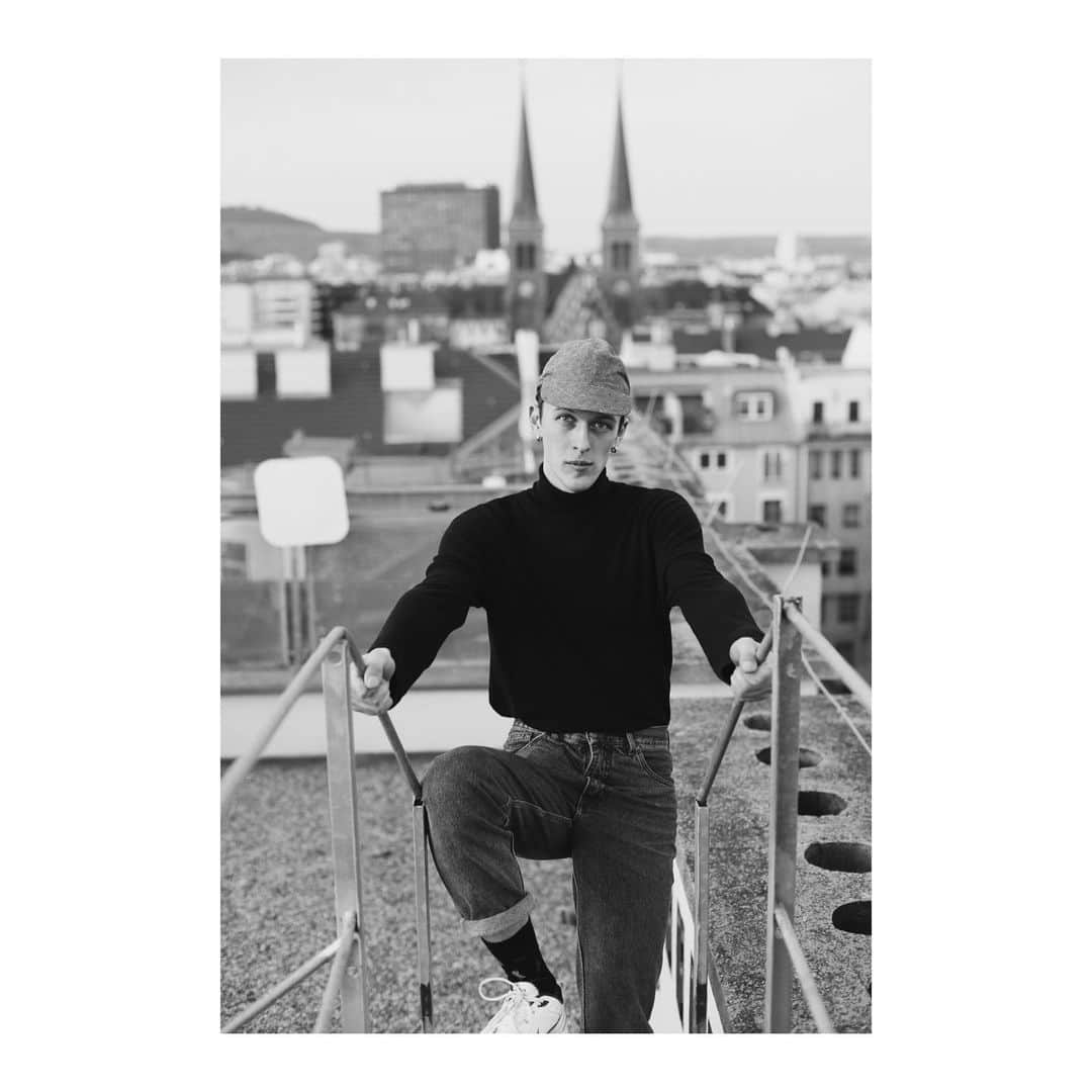 のインスタグラム：「Mühlbauer | #ss19 ▪️ @daniel.never.sleeps wears BASIL. This #baseballcap is made of #linen fabric from #japan . It can be folded and packed in any bag 🌪 #vienna #fashion #hatmaker 📷💕 @ninakvk」