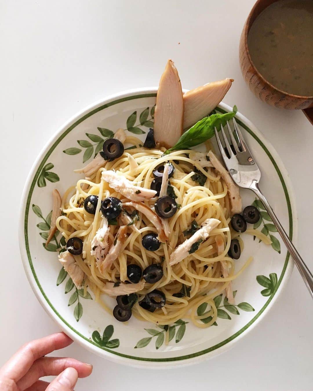 のインスタグラム：「🌞🥵 暑い暑い暑い時のおうちランチは 食欲あるけどさっぱりものが食べたい お手軽すぎる夏パスタ 家にあるドレッシングで和えただけ。。 ・ トップバリュグリーンアイシリーズのサラダチキンと 食物繊維・鉄分豊富なアマランサスを入れて ちょっとした健康摂取🌿  ブラックオリーブと刻みバジルで 見た目と味の爽やかさを上げてみました カットレモンも添えるつもりだったのに 写真見たらないというかカットさえもしてなかった🍋 ・ マッシュルームスープはパスタと一緒に温めただけ 濃厚ですっごく満足感得られるとってもおいしいスープ おすすめ👍🏻 ・ ・ ・ @topvaluofficial #トップバリュグリーンアイ #グリーンアイPR #AEON #サラダチキン #おうちごはん#食卓 #安心安全 #オーガニック#ナチュラル #アマランサス は別茹で」