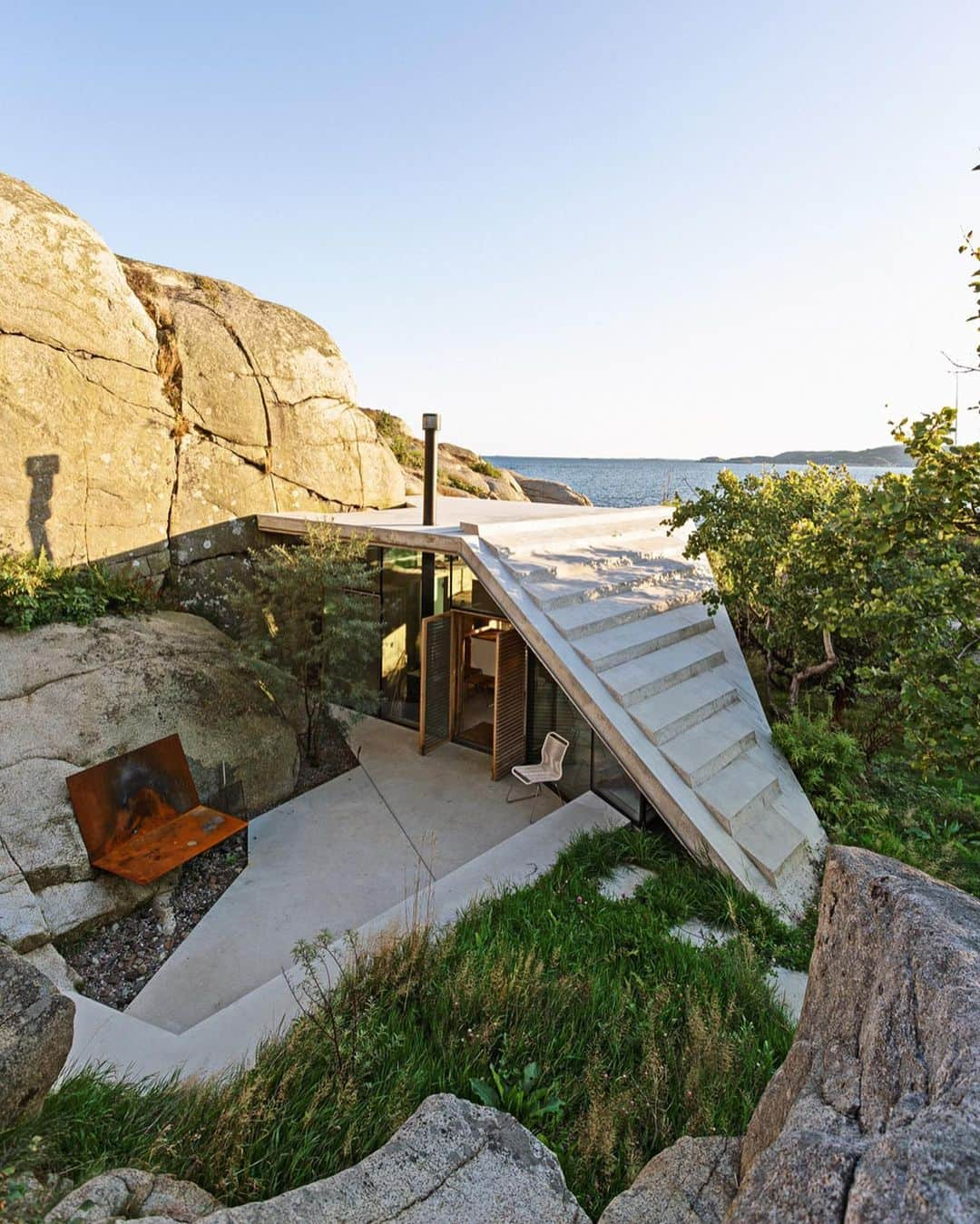 Architecture - Housesさんのインスタグラム写真 - (Architecture - HousesInstagram)「Your thoughts about this cabin Knapphullet by @lundhagem in Norway? . #cabin #norway #lights #mountains #views #modern #luxury #luxuryhome #architect #luxuryhouse #arquitectura #luxurylife #homes #instagood #homestyling #architecture #architectureporn #design #architects #interiordesign #instahome」7月31日 20時39分 - _archidesignhome_