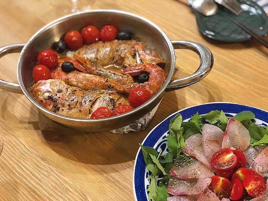 平田薫さんのインスタグラム写真 - (平田薫Instagram)「鯛と赤海老のアクアパッツァ 豪華〜！ アサリでいくつもりでしたが、アサリ売り切れ！ 魚屋さんのアドバイスで海老🦐で作りました。 笑っちゃうくらいお鍋にパンパンですけど😂 でも、可愛いお鍋なのでそのまま食卓に。  あとカンパチのカルパッチョ。 珍しく白ワインの夕食。  アクアパッツァ汁で締めのパスタ。最高。 最&高！！！！！！！！！！ 魚の出汁って無限大  #かおる食堂#🇮🇹 #アクアパッツァ #豪華#下処理は#魚屋さんまかせ#魚屋さんありがとう #鯛#🦐」7月31日 20時40分 - hiratakaoru1215
