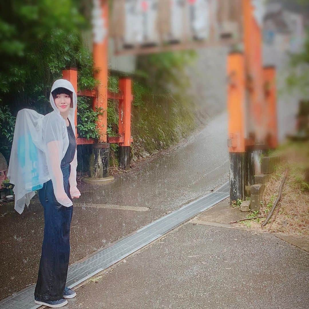 黒川沙良さんのインスタグラム写真 - (黒川沙良Instagram)「張り切って登ろうとした途端に土砂降りの雨☔️ひどすぎるぞ！😭即興ソング用のキーボードまで背負ってきたのに…🥺ズボンもスニーカーもぐちゃぐちゃになって、30分雨宿りして、タクシーに逆戻り🚕マジで悲しい。 #愛宕山 #千日詣 #土砂降り #悲惨」7月31日 20時42分 - kurokawa_sala