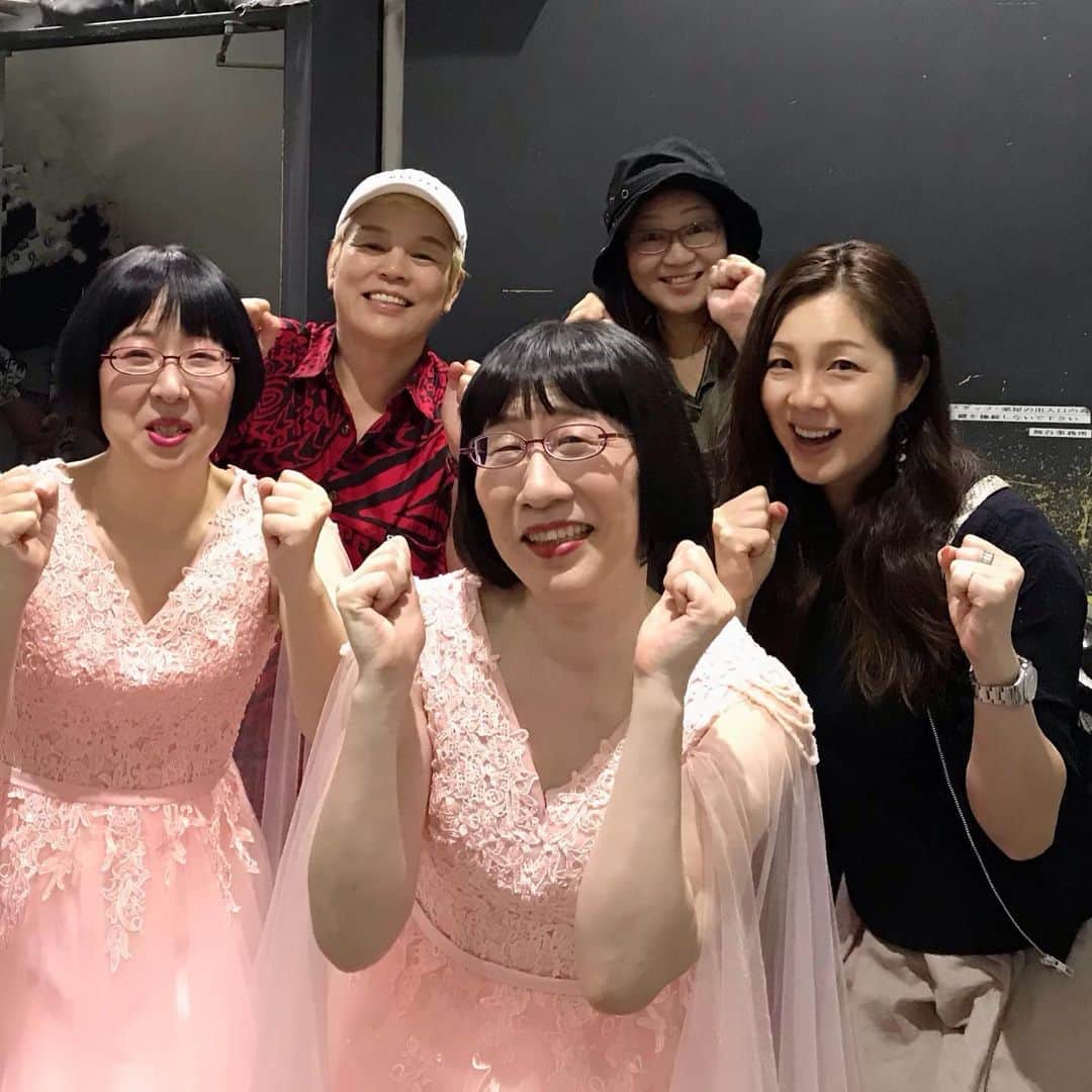のインスタグラム：「先日 阿佐ヶ谷姉妹のライブに 御招待頂いて 超ウキウキしながら 行ってきたんだー！  コントも歌もサイコーで（笑）  めっちゃわらったー（笑）（笑）  パフォーマンスする人って やっぱ頭キレッキレよね。  あ。  アタシもか… （苦笑）😅 今度はプロレスに 御招待しなきゃ^ ^  来年のオリンピックに向けて 大きな会場はみんな 改装とやらに入るとかで…  全然会場を押さえられず…  神取社長が頭を抱えている…  Happyで^ ^  #井上貴子  #LLPWX #女子プロレス #紅緒と柊音 #トイプードル #阿佐ヶ谷姉妹 #神取忍 #大きな会場は改装中」