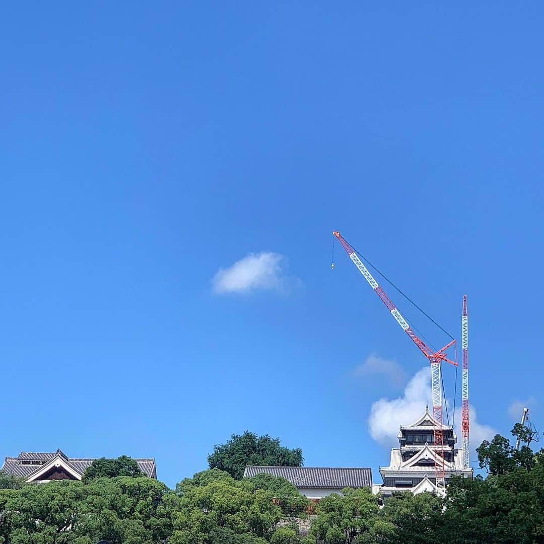 YOICHIのインスタグラム：「聳え立つ熊本城🏯カッコいいな #熊本城 #熊本 #カッコいい #熊本観光 #強い #誇り #シンボル #ランドマーク #熊本市 #熊本の街 #聳え立つ #お城 #kumamoto #castle」