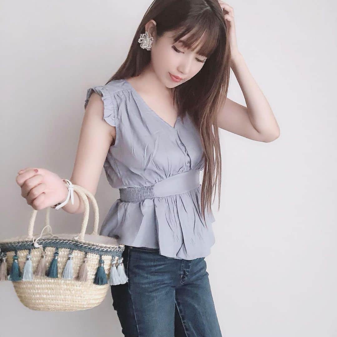 bibi_mama_のインスタグラム：「* * こーで◡̈⑅ * * 控えめなフリルスリーブが可愛い @fifth_store のブルーのトップス❣️ ハイウエストなので、スタイルアップも叶います👍👍👍 半額でget出来ましたよ♥️ @editsheen_store のバッグのブルーのフリンジと合わせてみました🥰 * * そして、昨日載せた糸リフトのストーリー♥️ たくさんDMありがとうございました🙏🙏🙏 経過が気になっている方が多そうなので、近々詳しく投稿でも載せますね😁👍 * * * #ママコーデ#大人カジュアル#locari#ponte_fashion#kaumo_fashion#ootd_kob#mineby3mootd#きれいめカジュアル  #お洒落さんと繋がりたい #のっぽコーデ部  #プチプラコーデ#fifth#fifthTL #フィフス #高見えコーデ  #30代ファッション #きれいめコーデ #ワーママコーデ #ブラウスコーデ#あわあわコーデ #スタイルアップコーデ #着痩せコーデ #簡単コーデ #デニムコーデ #大人カジュアル #フリルディティールブラウス #フリル」