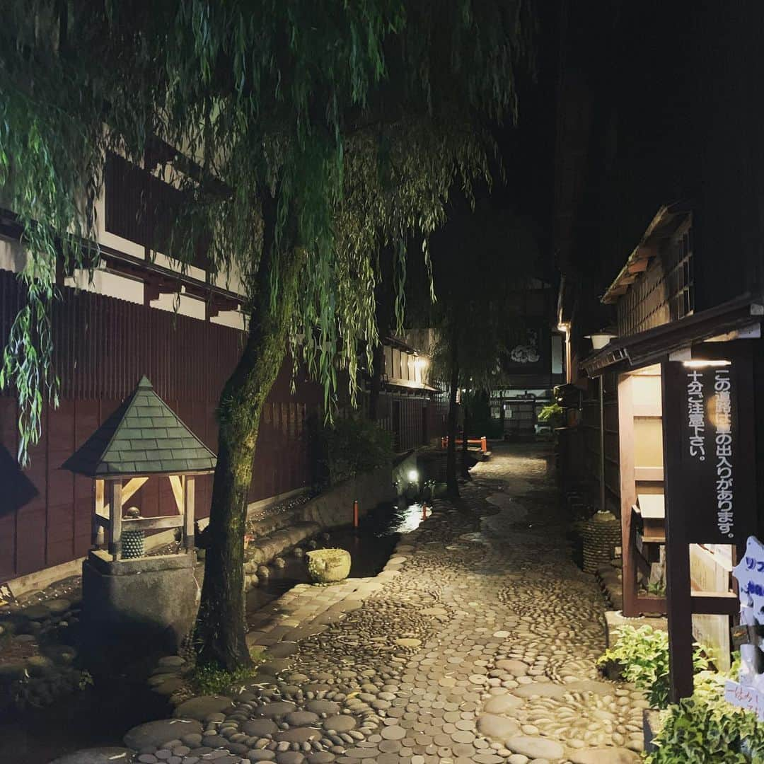 ウ・キリュウさんのインスタグラム写真 - (ウ・キリュウInstagram)「‪この夏、岐阜県郡上八幡にて、韓国屋台出店しました！‬ ‪1ヶ月間踊りがあり、1日2万人くる村！‬ ‪三大清流の長良川で錆びたお笑い電波を洗い流し、鮎と共に山の神の前でしゃべりを磨いてきます！‬ ‪8月大阪、東京と韓流MCがありその時は帰ります！‬ ‪必ず「伝説のスーパー韓国人」になってきます！  はぁ！‬ #郡上八幡 #岐阜 #チーズハットグ #チーズドック #電球ソーダ #うさぎ耳 #led扇風機 #扇風機 #フラミンゴ #山 #海 #長良川 #三大清流 #鮎 #鮎釣り #鮎の友釣り #出会い #副業」7月31日 20時50分 - kiryuwoo_official