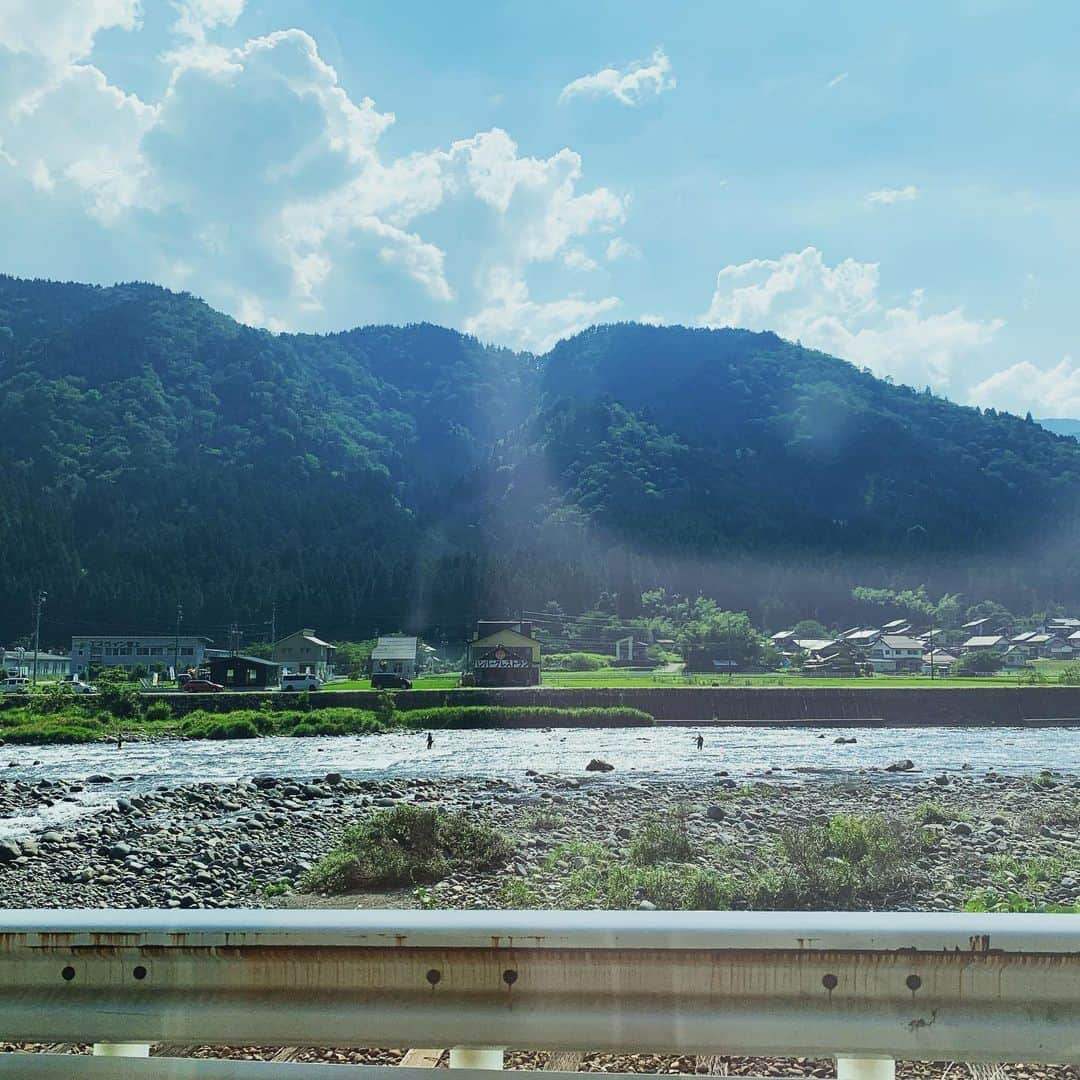 ウ・キリュウさんのインスタグラム写真 - (ウ・キリュウInstagram)「‪この夏、岐阜県郡上八幡にて、韓国屋台出店しました！‬ ‪1ヶ月間踊りがあり、1日2万人くる村！‬ ‪三大清流の長良川で錆びたお笑い電波を洗い流し、鮎と共に山の神の前でしゃべりを磨いてきます！‬ ‪8月大阪、東京と韓流MCがありその時は帰ります！‬ ‪必ず「伝説のスーパー韓国人」になってきます！  はぁ！‬ #郡上八幡 #岐阜 #チーズハットグ #チーズドック #電球ソーダ #うさぎ耳 #led扇風機 #扇風機 #フラミンゴ #山 #海 #長良川 #三大清流 #鮎 #鮎釣り #鮎の友釣り #出会い #副業」7月31日 20時50分 - kiryuwoo_official