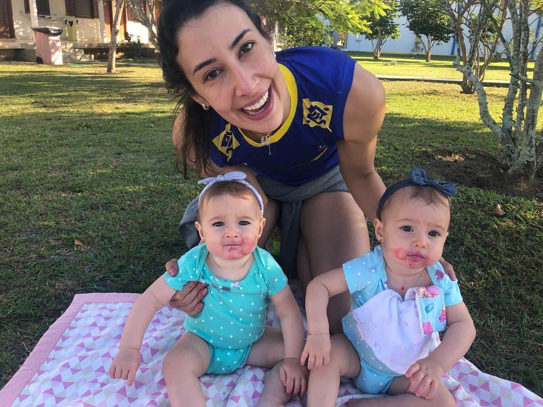 シェイラ・カストロのインスタグラム：「Bom dia pexual!!! Antes do treino nada melhor que uma frutinha direto do pé! Heheheh! Adivinha o que elas estavam comendo e se deliciando? Deslize para ver as fotos e comenta aí!!!#albumdalizeninna #diretodesaquarema #bomdia #maedemenina #maeatleta #amomuito #maedegemeas #8meses」
