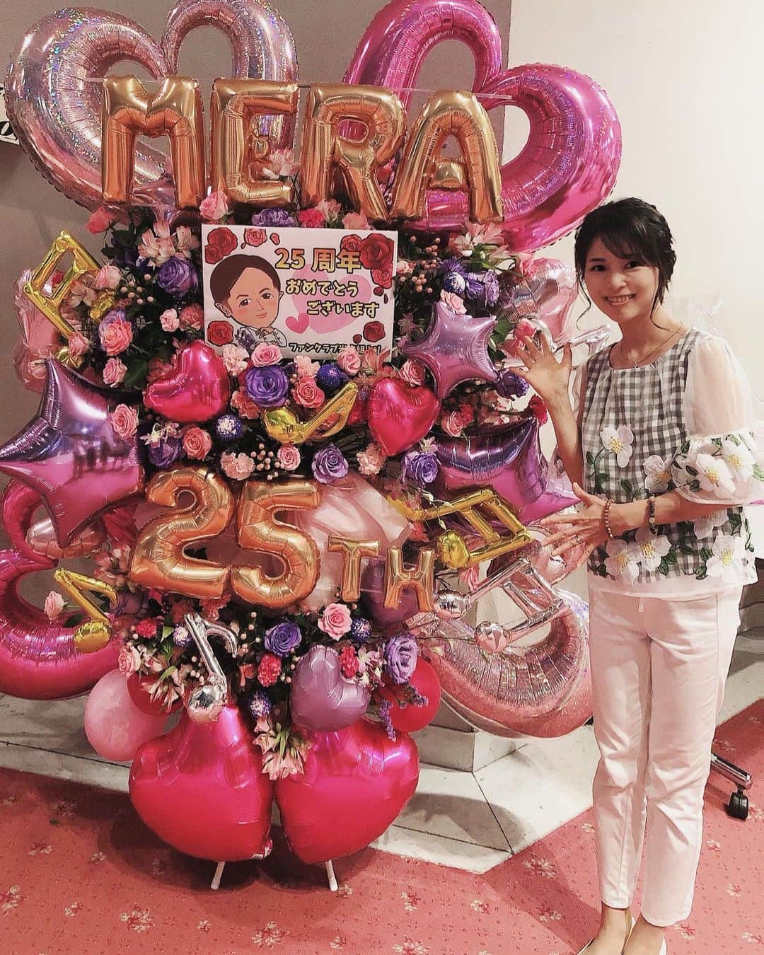のインスタグラム：「米良美一さんの25周年記念リサイタルへ。﻿ 米良さんとは以前お仕事をご一緒させていただき、歌声だけでなくそのお人柄にも惹かれたの。﻿ ご挨拶に伺ったらものすごく喜んで下さいました。﻿ お写真は掲載NGなので私の1ショットを 笑﻿ ファンクラブの方からのお花の前で。﻿ 素敵だよね〜(*´∀｀*) ﻿ ﻿ #藤田りえ﻿ #アナウンサー﻿ #フリーアナウンサー﻿ #米良美一﻿ #お人柄が素晴らしい﻿ #カウンターテナー﻿ #カウンターテナー歌手﻿ #リサイタル﻿ #コンサート﻿ #もののけ姫﻿ #ヨイトマケの唄﻿ #表現力﻿ #綺麗な人とつながりたい ﻿ #可愛い人と繋がりたい ﻿ #可愛いママになりたい」