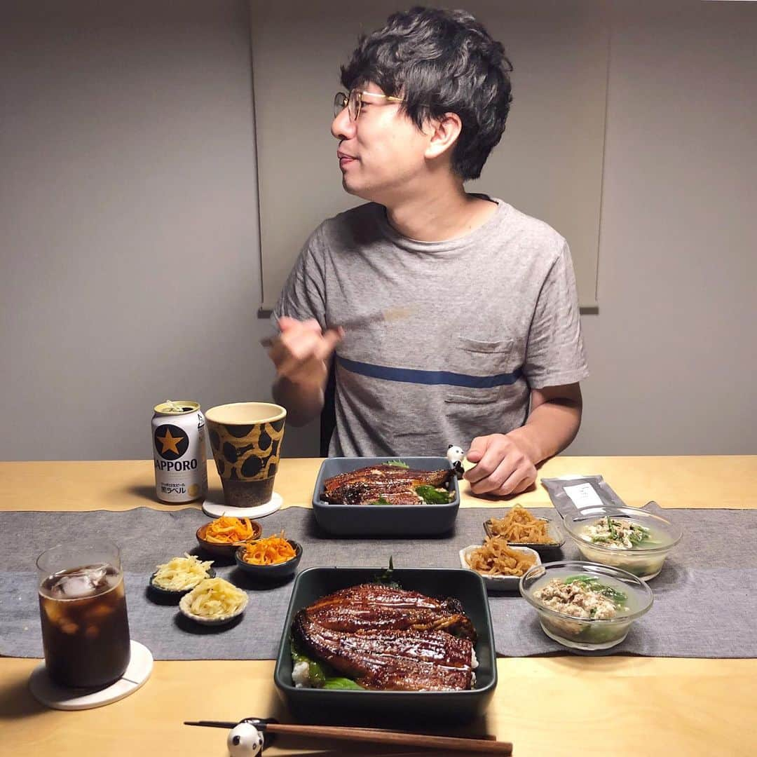 みわこさんのインスタグラム写真 - (みわこInstagram)「＊ きょうも1日おつかれさま☻ . ・頂き物の鰻で うな丼 ・オクラとウドの冷たいかきたま汁 ・人参のジンジャーバター炒め ・じゃがいものナムル ・切り干し大根の冷たい煮物 . サンドのお風呂いただきます見てて全然こっち向いてくれない笑 たしかにミキがお風呂入ってるの可愛すぎたけど♡😂📺 . 今夜は、丑の日にはちょっと遅めのうな丼〜🍚☺️🤓 テレビで色々言ってるし、買わないつもりでいたけど 「もらっちゃったからには大事に食べようね」と ついてるタレを両面ザッと洗い流して、 この間 @grand_food_hall_roppongi で 初めて見かけて買ってた有機の三河みりんとお酒を 煮切ったとので蒸し直した後、てりてりな甘辛味に。 山椒を多めに振って、青じそでくるんでパクッと。 この夏も存分に美味しく頂きました♡ . あっという間に駆け抜けてった7月も、今日で終わり。 吹田でのお話会の受付がいよいよ明日8/1 21時からです。 （ @zuttogallery @zuttocoffee ） 開催日や詳細は、ブログの最新投稿に書いてあります。 20名あっという間に埋まるんですか？と聞かれますが、 全然大丈夫と思いますよってお答えしています笑 はじめてのことで謎だらけだけど楽しみだな〜♡☺️☕️」7月31日 20時56分 - meganeandmiwa