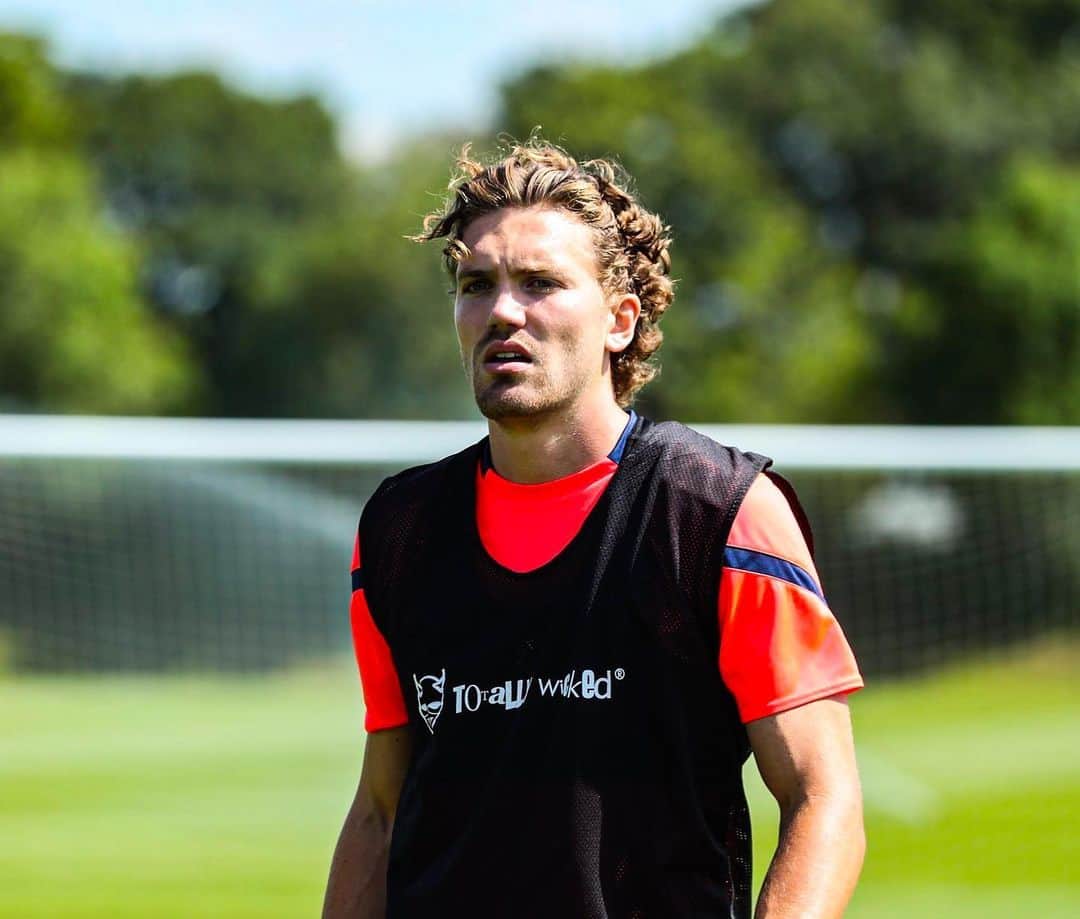 サム・ギャラガーのインスタグラム：「⚽️🚶🏽‍♂️」