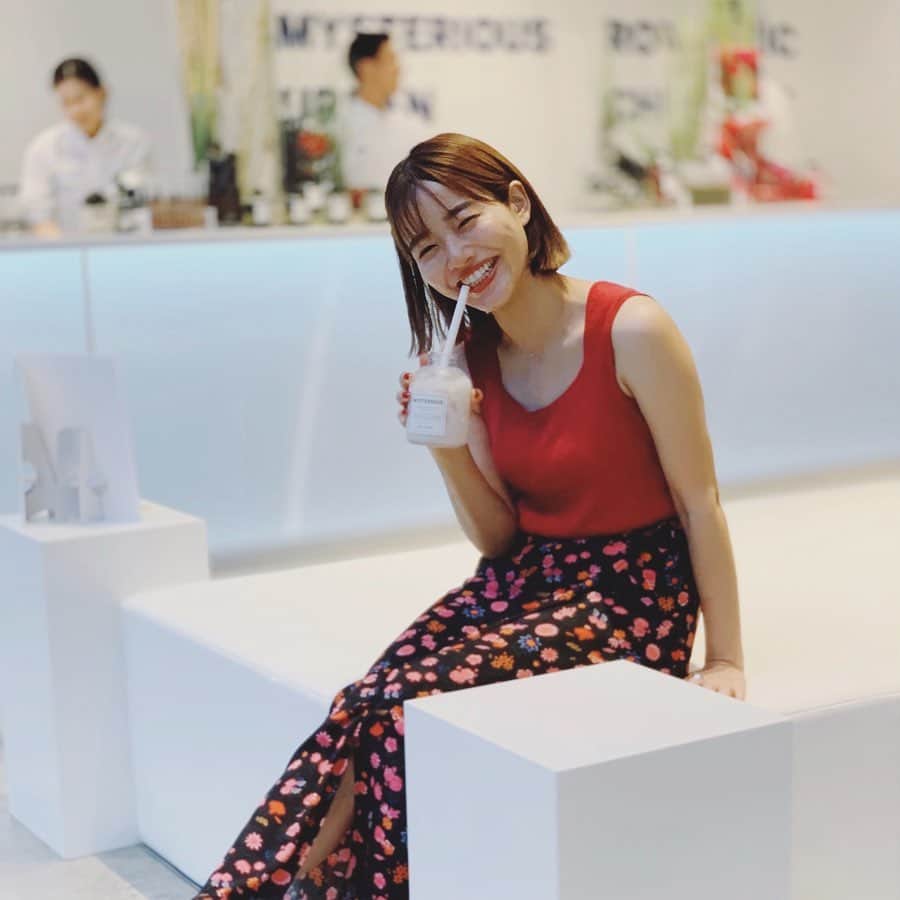 猪鼻ちひろのインスタグラム：「❤️💙❤️💙❤️💙 きょうも東京は絶好調に暑くて汗だく。 電車の窓に映った自分の顔に驚きました👻笑  表参道に面白いカフェがオープンしているとのことで、 早速行ってきました！  8月12日までの期間限定のAMEX SUMMER SUPPLI🍹 その日のムードにあわせて調合されたドリンクが飲めるのだけれど、これが診断みたいで面白いのです。 ミステリアスになった🤣なんでだ？ エキサイティングのドリンク美味しかったなぁ。  店内も青くて涼しげ、そして電源もあるという高ポイント🔌 また行きたいな☺️ みなさまも小まめに水分補給して夏を過ごしてね💪🏻 #子どもは背が低い分もっと暑く感じるのだとか #もしかしてわたしもチビだから暑がり？ #あー夏が大好きなはずなのに #結構夏バテしています #休憩必要だ🥵 #アメックスサマーサプリ  #AmexLife#pr#cafe」