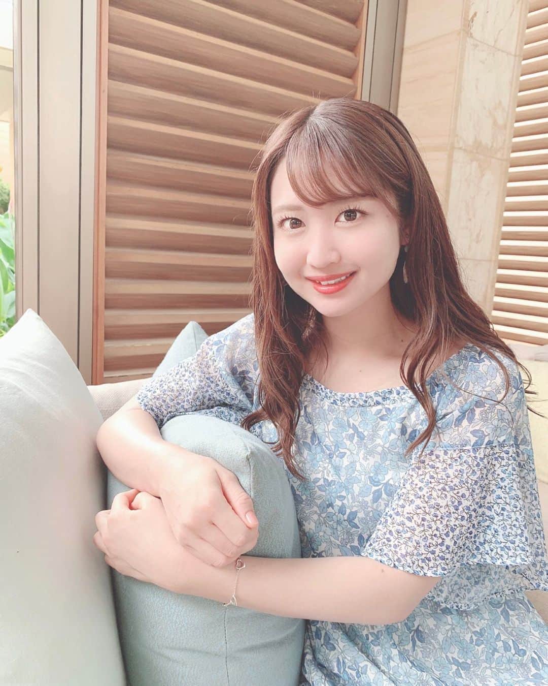 のインスタグラム：「♡ . ホテルのフロント🌹🌸 . 吹き抜けになってて 風が心地よすぎました🥺🍃 . . 遅くなってしまいましたが、 質問頂いた前髪のセットの仕方です🌟 . 使ってるコテは、 ホリスティックキュア ヘアアイロン 32mm🌹🌸 軽く熱を通すくらいで巻いてます！！ (顔まわりの触覚？はSALONIAの26mmです。) . 昔はがちがちに固めるのが好きでしたが 今はラフな感じの方が好きなので、 巻いた後、プロダクト(ワックス)を指先に少しつけて 毛先を整える感じにしています☺️💓💓 . 雨の日やLIVEの時は、 TRIEの10番をふわっとかけたり、 VO5もたまに使います！！ . あとは常に前髪カーラー持ち歩いてます🌷✨ カールが弱くなってきたら すぐカーラーつけます！！笑 . 説明下手でごめんなさい🙇🏻‍♀️ 少しでも参考になったら嬉しいです😣💕💕 質問ありがとうございます😊❤️ . #escapetomulia #bali #indonesia #baliIndonesia #shooting #travel #trip #instatravel #goodmorning #gm #photographic #instagood #instagramjapan #japanesegirl #girls #バリ #バリ島 #インドネシア #バリ島旅行 #女子旅 #月刊Cheek #ガルーダ航空 #前髪セット #夏コーデ #さわーコーデ #さわー海外 #沢井里奈」