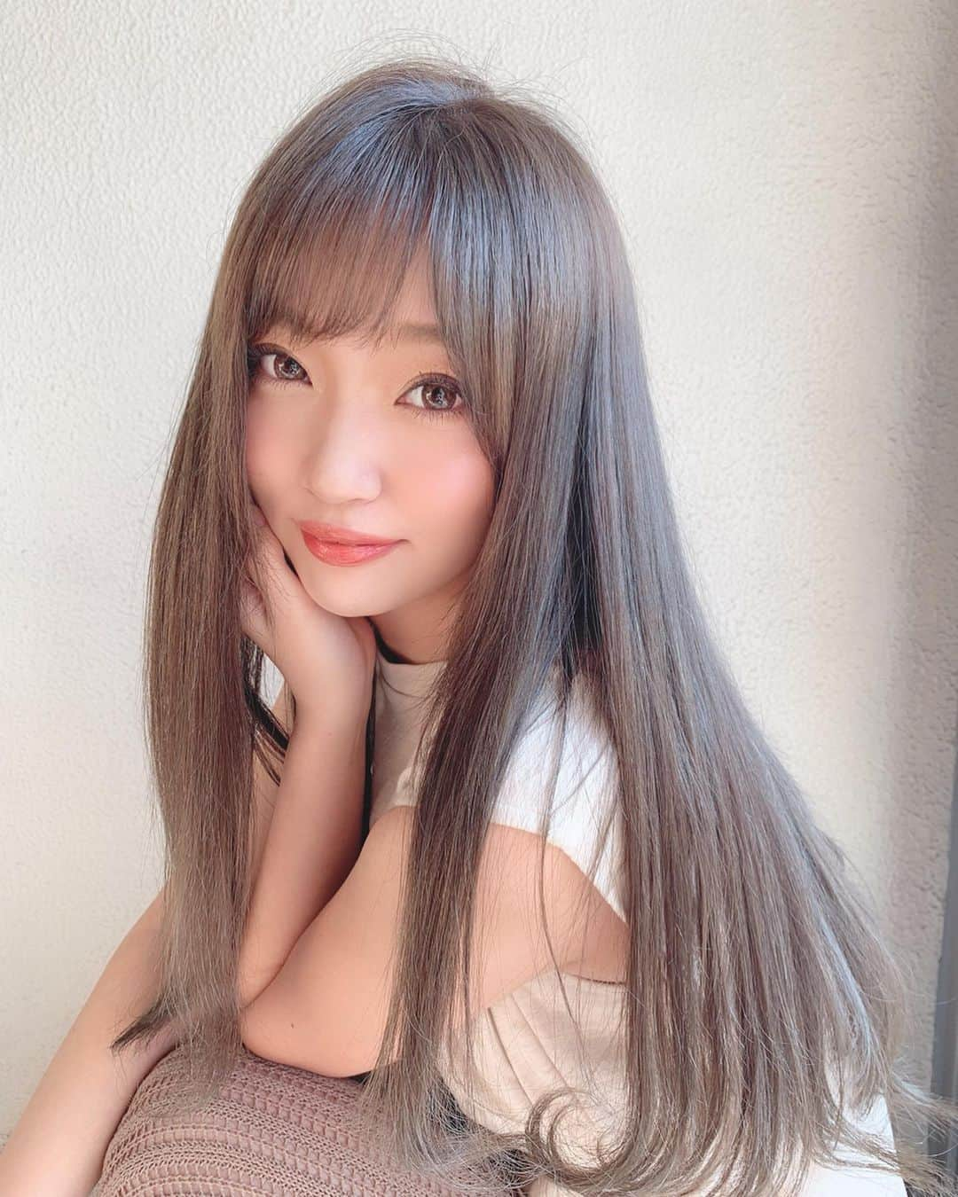 いっちゃん/嶋津 いつみさんのインスタグラム写真 - (いっちゃん/嶋津 いつみInstagram)「. . NEWカラーになりました😍✨ . . . . 今回は @yoooheeey よへさんに綺麗なお姉さんイメージでお願いしました❤️ . . .  その結果… このカラーやばない？💕 . . 私はアレンジのお仕事が多いから 引き出した髪の透け感が出るように いつも透明感あるカラーにしてもらってるんやけど… さすが過ぎる仕上がりで感動😭🙏🏻💓 . . . . . うるうるの透明感💍✨ . . シアグレージュって色らしいです🙋🏼‍♀️⭐️ . . . . . .  #関西  #関西サロモ  #サロンモデル #サロモ #いっちゃん  #フリーモデル #関西モデル  #あざといっちゃん #かわいっちゃん #いっちゃんコーデ #ブライダルモデル #アレンジモデル #ヘアカラー  #ヘアアレンジ #ootd #撮影依頼受付中 . . . . . . . .  8月9月のお仕事依頼受付中です🧚🏻‍♀️💜」7月31日 21時00分 - istumiiiru