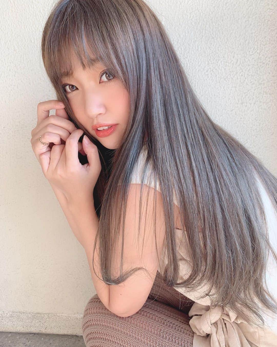 いっちゃん/嶋津 いつみのインスタグラム：「. . NEWカラーになりました😍✨ . . . . 今回は @yoooheeey よへさんに綺麗なお姉さんイメージでお願いしました❤️ . . .  その結果… このカラーやばない？💕 . . 私はアレンジのお仕事が多いから 引き出した髪の透け感が出るように いつも透明感あるカラーにしてもらってるんやけど… さすが過ぎる仕上がりで感動😭🙏🏻💓 . . . . . うるうるの透明感💍✨ . . シアグレージュって色らしいです🙋🏼‍♀️⭐️ . . . . . .  #関西  #関西サロモ  #サロンモデル #サロモ #いっちゃん  #フリーモデル #関西モデル  #あざといっちゃん #かわいっちゃん #いっちゃんコーデ #ブライダルモデル #アレンジモデル #ヘアカラー  #ヘアアレンジ #ootd #撮影依頼受付中 . . . . . . . .  8月9月のお仕事依頼受付中です🧚🏻‍♀️💜」