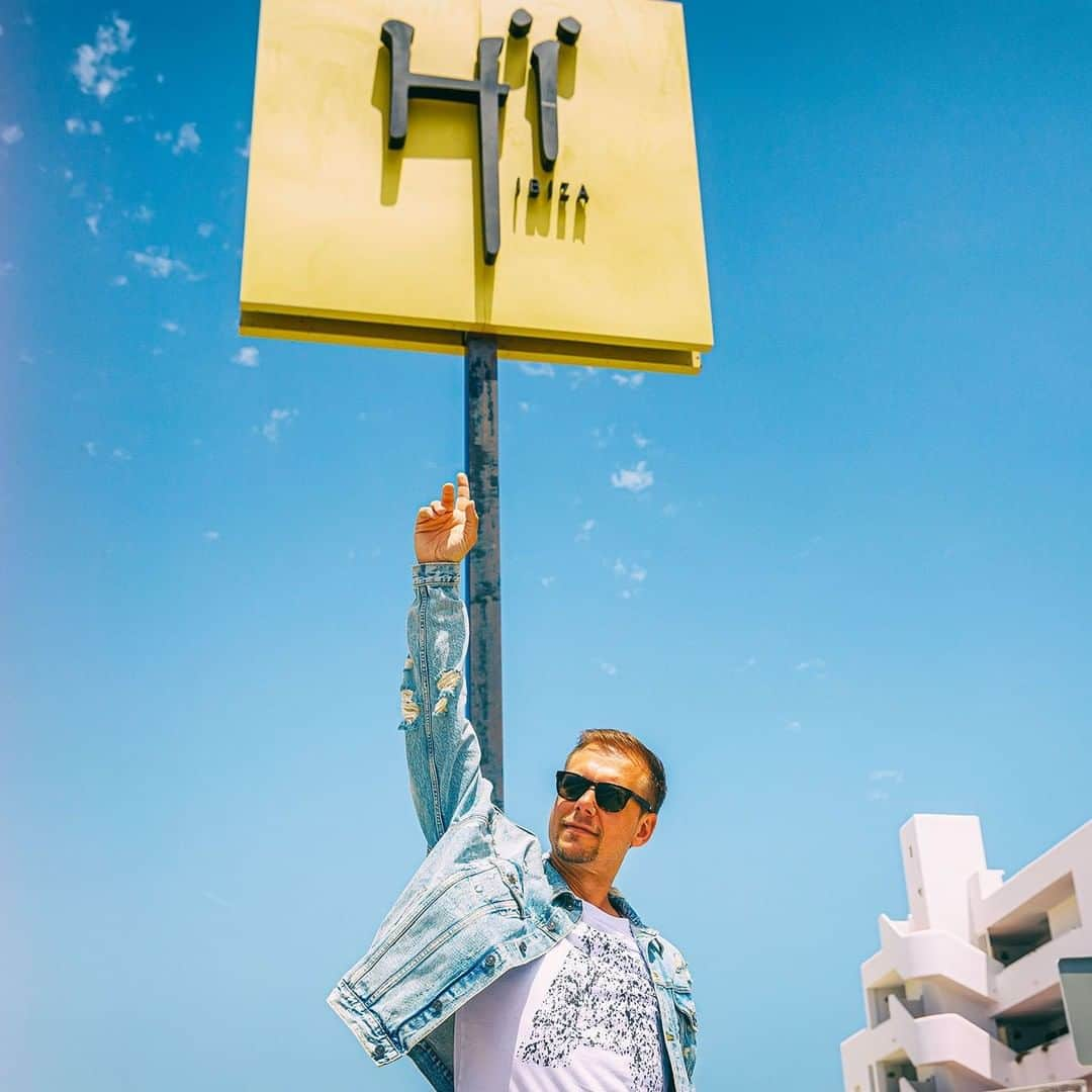 Armin Van Buurenさんのインスタグラム写真 - (Armin Van BuurenInstagram)「Ready for my solo set at @hiibizaofficial tonight! 😎 #ClubWithUs」7月31日 21時01分 - arminvanbuuren