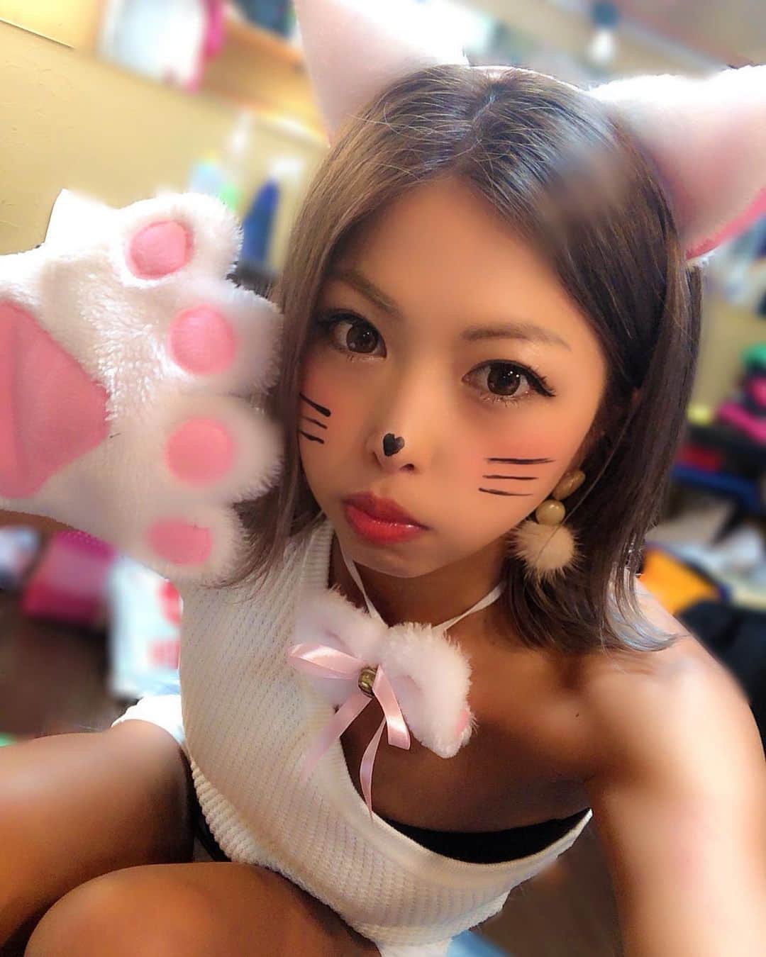 のインスタグラム：「こんばんにゃーー🐱🌼🌼 今日は朝から夕方まで予定ビッシリで、いっぱい歩いて暑くて死にそうだったー💦 2枚目▶️舞台本番前、楽屋でパンプアップの様子w 3枚目▶️本番中も、緊張を紛らわすため、出番じゃない時腹筋してたw タラちゃん役のかおるちゃんがいつも真似して一緒に腹筋頑張ってしてたのが可愛かった(o^^o)💓 . 4枚目▶️千秋楽、本番前にダンパチで一番弱そうなしゅうじさん指名して、腕相撲したら、まさかの勝利💪😆✌️ 男の人に初めて勝った💪😆💪 . 進化してるー🎵🎵 . Ｖ字腹筋、舞台始まってから毎日200回はやってた✨ どこでもいつでも出来るから、おすすめの腹筋です🎵 #腹筋 #筋トレ #筋トレ女子 #腹筋女子 #筋肉女子 #猫 #猫耳 #ネコ #コスプレ #楽屋 #トレーニング #腹斜筋 #腹筋トレーニング #あおい夏海 #」
