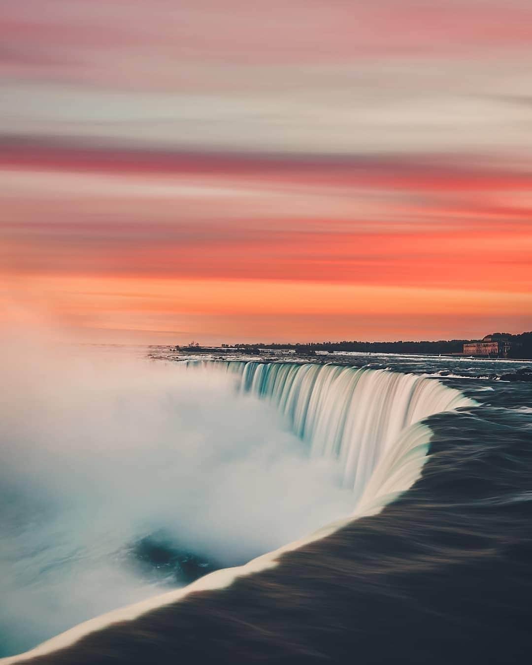 BEAUTIFUL DESTINATIONSさんのインスタグラム写真 - (BEAUTIFUL DESTINATIONSInstagram)「Have you been to visit Niagara Falls? 😍If so, did you check out the falls from New York or Canada? (📷: @jayeffex 📍: Niagara Falls, #Ontario)」7月31日 21時03分 - beautifuldestinations