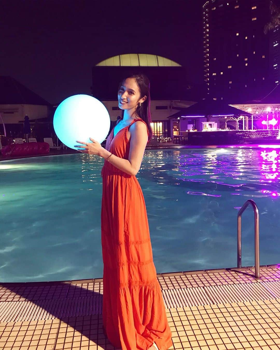 のインスタグラム：「DJ @hotel_newotani_makuhari 🌕 3時間のロングプレイを楽しんだ夜。 そして5ヶ所ほど蚊に刺された夜。  #hotelnewotanimakuhari  #シェルプール #グラマラスサマー2019 #nightpool #dj #djmanami #femaledj #djlife #令和元年夏 #始まりました」