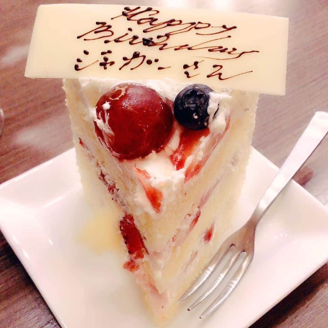 ジャガー横田さんのインスタグラム写真 - (ジャガー横田Instagram)「ライオネス飛鳥の店に誕生日のお祝いに行ったつもりがサプライズケーキのプレゼント💕 7月生まれの私達…何度も色々な方々にお祝いして頂いて…有り難くて感謝してますが…お祝いして頂いた数で考えると60歳Over（笑） ありがとうございました👍」7月31日 21時16分 - jaguar_yokota