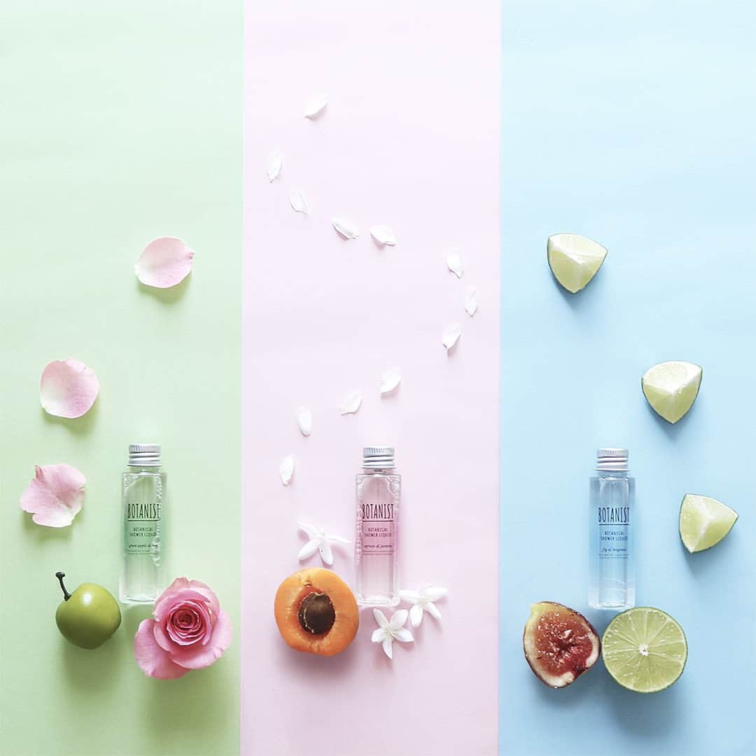 のインスタグラム：「#BOTANIST のシャワーリキッドは、香りで心を満たす3種類のダブルフレグランス。 ⠀⠀ ピンク：華やかさを彩るアプリコット＆ジャスミンの香り グリーン：爽やかさを彩るグリーンアップル＆ローズの香り ブルー：優美さを彩るフィグ（いちじく）＆ベルガモットの香り ⠀⠀ 特別な日やその前日は、ボタニカルシャワーリキッドでちょっぴりリッチなバスタイムを🛀✨ ⠀⠀ ※先日投稿した画像内に誤りがございましたので、再投稿をもって訂正とさせていただきます。 ⠀⠀ #ボタニスト #botanisttokyo #ボタニストトウキョウ ⠀⠀ 🗼@botanist_tokyo 🌍@botanist_global 🇨🇳@botanist_chinese 🇰🇷@botanist_korea」