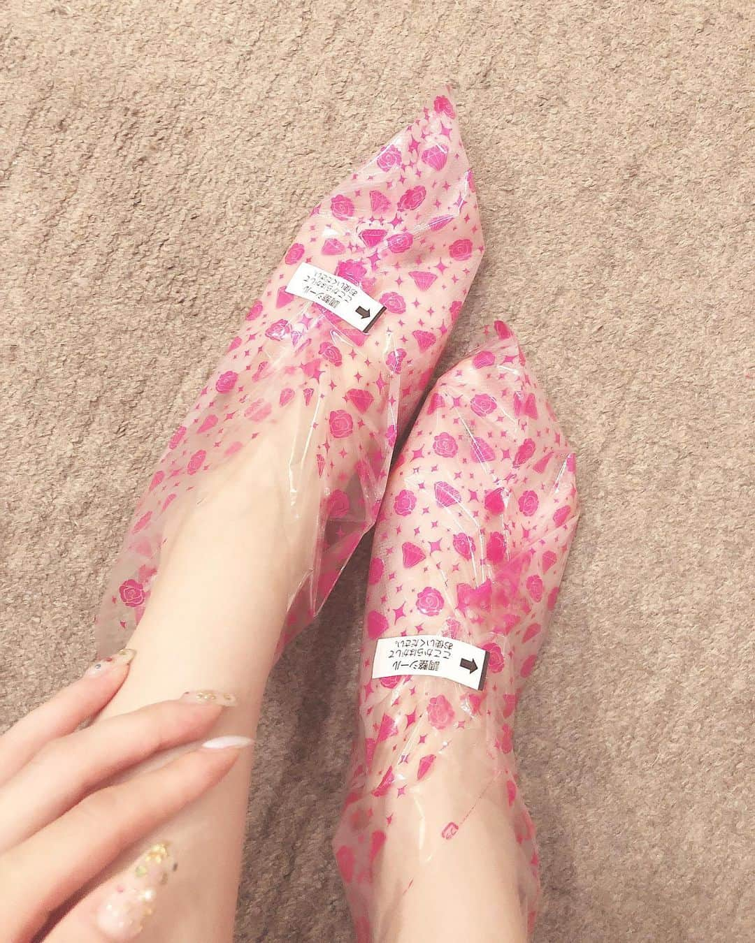 白岩まちこさんのインスタグラム写真 - (白岩まちこInstagram)「≫≫🦶🏻...𝐅𝐨𝐨𝐭 𝐂𝐚𝐫𝐞  ㅤㅤㅤㅤㅤㅤㅤㅤㅤㅤㅤㅤㅤ ㅤㅤㅤㅤㅤㅤㅤㅤㅤㅤㅤㅤㅤ 白岩、角質ケア始めました🙋🏻‍♀️🦶🏻 ㅤㅤㅤㅤㅤㅤㅤㅤㅤㅤㅤㅤㅤ ㅤㅤㅤㅤㅤㅤㅤㅤㅤㅤㅤㅤㅤ サンダル履くようになったから、 気になってた角質くん🦶🏻✨ ㅤㅤㅤㅤㅤㅤㅤㅤㅤㅤㅤㅤㅤ ㅤㅤㅤㅤㅤㅤㅤㅤㅤㅤㅤㅤㅤ サロンでやってもらうのも良いけど、 もっと手軽に家で出来るピーリングが あればっと思って、ミメオのピーリングソックスを使ってみた🙋🏻‍♀️🧦 ㅤㅤㅤㅤㅤㅤㅤㅤㅤㅤㅤㅤㅤ ㅤㅤㅤㅤㅤㅤㅤㅤㅤㅤㅤㅤㅤ ㅤㅤㅤㅤㅤㅤㅤㅤㅤㅤㅤㅤㅤ これ、ランキンランキンっていう 話題の商品をランキング順に紹介してるサイトでフットケアランキング１位なってて 前から気になってたん🥴‼️ ㅤㅤㅤㅤㅤㅤㅤㅤㅤㅤㅤㅤㅤ ㅤㅤㅤㅤㅤㅤㅤㅤㅤㅤㅤㅤㅤ ㅤㅤㅤㅤㅤㅤㅤㅤㅤㅤㅤㅤㅤ これマツモトキヨシとかに売ってるんやけど、 肌に負担の少ない乳酸を使ったピーリングらしくて...😌‼️ ㅤㅤㅤㅤㅤㅤㅤㅤㅤㅤㅤㅤㅤ ㅤㅤㅤㅤㅤㅤㅤㅤㅤㅤㅤㅤㅤ ㅤㅤㅤㅤㅤㅤㅤㅤㅤㅤㅤㅤㅤ ㅤㅤㅤㅤㅤㅤㅤㅤㅤㅤㅤㅤㅤ このソックスを履いて待つだけで 簡単に角質ケア出来るってやつ😯🦶🏻 ㅤㅤㅤㅤㅤㅤㅤㅤㅤㅤㅤㅤㅤ ㅤㅤㅤㅤㅤㅤㅤㅤㅤㅤㅤㅤㅤ ㅤㅤㅤㅤㅤㅤㅤㅤㅤㅤㅤㅤㅤ 白岩はお風呂上がりにしっかりやってみた🙋🏻‍♀️‼️ ㅤㅤㅤㅤㅤㅤㅤㅤㅤㅤㅤㅤㅤ ㅤㅤㅤㅤㅤㅤㅤㅤㅤㅤㅤㅤㅤ ㅤㅤㅤㅤㅤㅤㅤㅤㅤㅤㅤㅤㅤ このソックスを履いて待つだけやから めっちゃ簡単🥳‼️ ㅤㅤㅤㅤㅤㅤㅤㅤㅤㅤㅤㅤㅤ ㅤㅤㅤㅤㅤㅤㅤㅤㅤㅤㅤㅤㅤ  ㅤㅤㅤㅤㅤㅤㅤㅤㅤㅤㅤㅤㅤ お風呂あがりにこの靴下履いて、 スマホいじりながら髪乾かして スキンケアしてたらまぁまぁいい時間⌛️ ㅤㅤㅤㅤㅤㅤㅤㅤㅤㅤㅤㅤㅤ ㅤㅤㅤㅤㅤㅤㅤㅤㅤㅤㅤㅤㅤ  洗い流したら、もう角質？がフヤフヤしてて(語彙力www) ㅤㅤㅤㅤㅤㅤㅤㅤㅤㅤㅤㅤㅤ ㅤㅤㅤㅤㅤㅤㅤㅤㅤㅤㅤㅤㅤ え、これはもうポロポロ取れるのか？？ って思ったんやけど、 効果が出てくるのが3〜7日後らしく、、、 ㅤㅤㅤㅤㅤㅤㅤㅤㅤㅤㅤㅤㅤ ㅤㅤㅤㅤㅤㅤㅤㅤㅤㅤㅤㅤㅤ ㅤㅤㅤㅤㅤㅤㅤㅤㅤㅤㅤㅤㅤ 実際待ってみると、4日目までは全く変化がなく、、、😨！ ㅤㅤㅤㅤㅤㅤㅤㅤㅤㅤㅤㅤㅤ ㅤㅤㅤㅤㅤㅤㅤㅤㅤㅤㅤㅤㅤ パッケージの写真では角質がベロベロに 捲れてるのに、全くそんな気配はなく😭！ ㅤㅤㅤㅤㅤㅤㅤㅤㅤㅤㅤㅤㅤ ㅤㅤㅤㅤㅤㅤㅤㅤㅤㅤㅤㅤㅤ やる前と一緒やん。ㅤㅤㅤㅤㅤㅤㅤㅤㅤㅤㅤㅤㅤ こ、これは効果なかったパターンか⁉️ って思ってたら、5日目からすんごいことなった🤣🤣🤣‼️ ㅤㅤㅤㅤㅤㅤㅤㅤㅤㅤㅤㅤㅤ ㅤㅤㅤㅤㅤㅤㅤㅤㅤㅤㅤㅤㅤ ㅤㅤㅤㅤㅤㅤㅤㅤㅤㅤㅤㅤㅤ 足の裏の皮がベロベロに剥けてきて、 新しい皮膚？が出てきて赤ちゃんみたいな 足になった👶🏻🦶🏻ㅤㅤㅤㅤㅤㅤㅤㅤㅤㅤㅤㅤㅤ ㅤㅤㅤㅤㅤㅤㅤㅤㅤㅤㅤㅤㅤ ㅤㅤㅤㅤㅤㅤㅤㅤㅤㅤㅤㅤㅤ ㅤㅤㅤㅤㅤㅤㅤㅤㅤㅤㅤㅤㅤ 一番凄かったのは６日目。 ㅤㅤㅤㅤㅤㅤㅤㅤㅤㅤㅤㅤㅤ ㅤㅤㅤㅤㅤㅤㅤㅤㅤㅤㅤㅤㅤ もう快感でしかなくて、やったらアカンかもしれへんけど、自分でもペリペリ剥がしてて🦶🏻← ㅤㅤㅤㅤㅤㅤㅤㅤㅤㅤㅤㅤㅤ ㅤㅤㅤㅤㅤㅤㅤㅤㅤㅤㅤㅤㅤ ㅤㅤㅤㅤㅤㅤㅤㅤㅤㅤㅤㅤㅤ 角質が剥がれてるところ写真撮ったけど、 見返したら載せれるような写真ちゃうかったから、 気になる子は自分で試してみて😂！！ ㅤㅤㅤㅤㅤㅤㅤㅤㅤㅤㅤㅤㅤ ㅤㅤㅤㅤㅤㅤㅤㅤㅤㅤㅤㅤㅤ ㅤㅤㅤㅤㅤㅤㅤㅤㅤㅤㅤㅤㅤㅤㅤㅤㅤㅤㅤㅤㅤㅤㅤㅤㅤㅤ 角質の硬さとか、お風呂に浸かって足裏をふやかしてるかとかで個人差はあるっぽいけど、もうほんまに‼️ ㅤㅤㅤㅤㅤㅤㅤㅤㅤㅤㅤㅤㅤ ㅤㅤㅤㅤㅤㅤㅤㅤㅤㅤㅤㅤㅤ ㅤㅤㅤㅤㅤㅤㅤㅤㅤㅤㅤㅤㅤ これ本当にスゴイから😦‼️ ㅤㅤㅤㅤㅤㅤㅤㅤㅤㅤㅤㅤㅤ ㅤㅤㅤㅤㅤㅤㅤㅤㅤㅤㅤㅤㅤ ㅤㅤㅤㅤㅤㅤㅤㅤㅤㅤㅤㅤㅤ ㅤㅤㅤㅤㅤㅤㅤㅤㅤㅤㅤㅤㅤ 足裏だけベビちゃん👶🏻🦶🏻になった 現場の白岩からは以上です🎙✨ ㅤㅤㅤㅤㅤㅤㅤㅤㅤㅤㅤㅤㅤ ㅤㅤㅤㅤㅤㅤㅤㅤㅤㅤㅤㅤㅤ ㅤㅤㅤㅤㅤㅤㅤㅤㅤㅤㅤㅤㅤㅤㅤㅤㅤㅤㅤㅤㅤㅤㅤㅤㅤㅤ ㅤㅤㅤㅤㅤㅤㅤㅤㅤㅤㅤㅤㅤ  #白岩まちこ#ミメオ#ピーリングソックス #フットケア#角質ケア#ピーリング #かかとケア#ルームウェア#パジャマ#部屋着  #ルームウェア女子#ルームウェアー  #部屋着コーデ#パジャマ女子#パジャマコーデ  #簡単アレンジ#セルフアレンジ#ピンクアイテム #ベッドルーム#myroom#セルフケア #自分磨き#女子力アップ#セルフエステ #女子力向上委員会#ルームウェア女子#ヘアアレンジ#角質除去#よそ見」7月31日 21時19分 - machichas