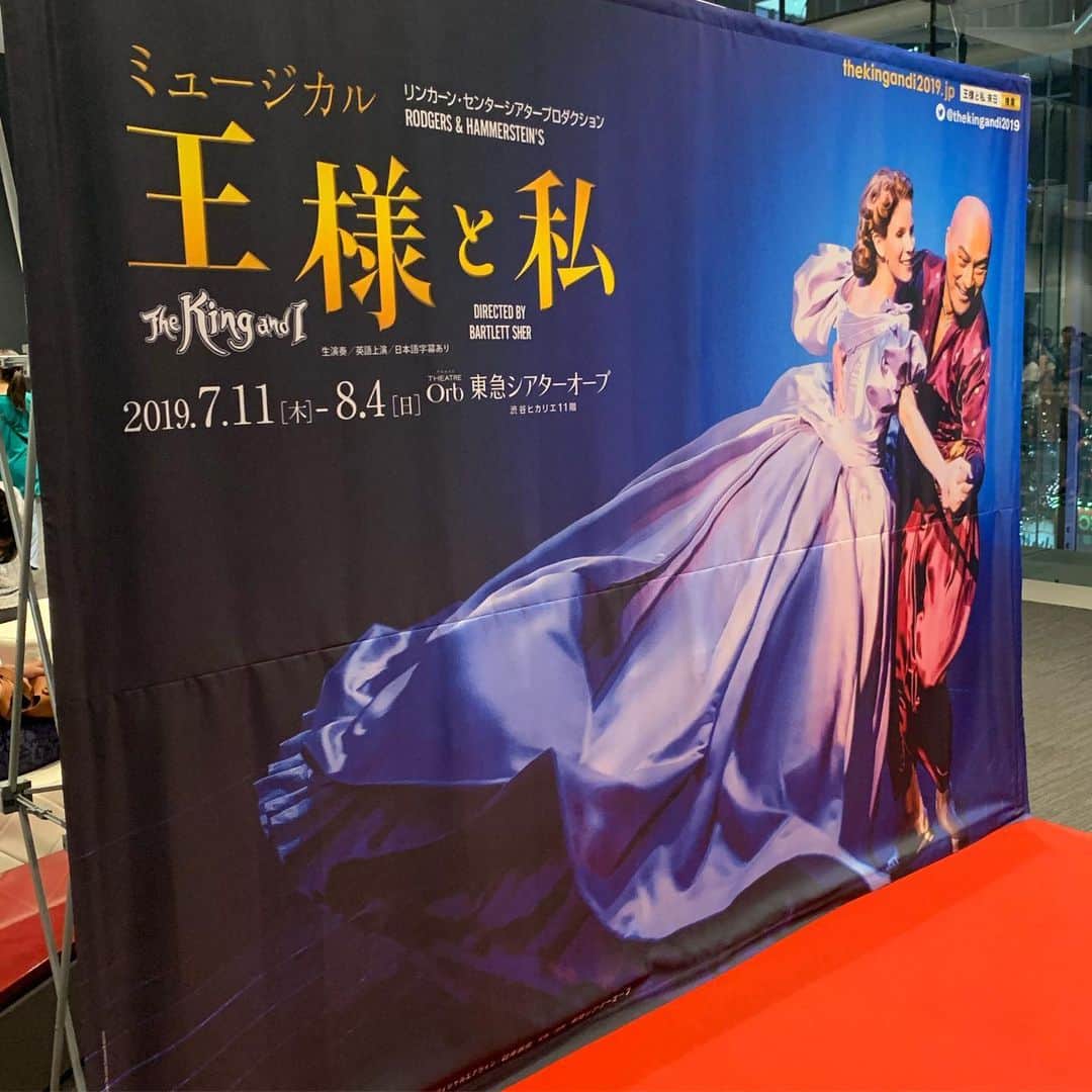 入江悠さんのインスタグラム写真 - (入江悠Instagram)「2015年にニューヨークで観劇して以来の『王様と私』。 主演お二人の魅力は変わらず、ケリー・オハラさんの演技は世界最高峰、大沢たかおさんも加わって日本で観るとまた違う感動。  それにしても非ネイティブで全編英語での演技凄い。」7月31日 21時20分 - u_irie