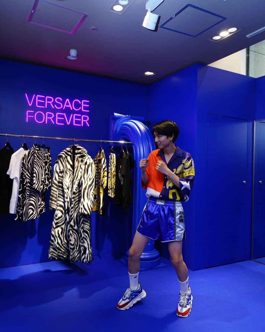 きいたさんのインスタグラム写真 - (きいたInstagram)「・ Versaceのpopupshopが伊勢丹のメンズ館1階に出来たのでお邪魔しました 素敵な服が沢山あって色々試着させてもらいました！ よしとみちも居た最高💁‍♂️ #ヴェルサーチェ」7月31日 21時21分 - _kiita_0130_