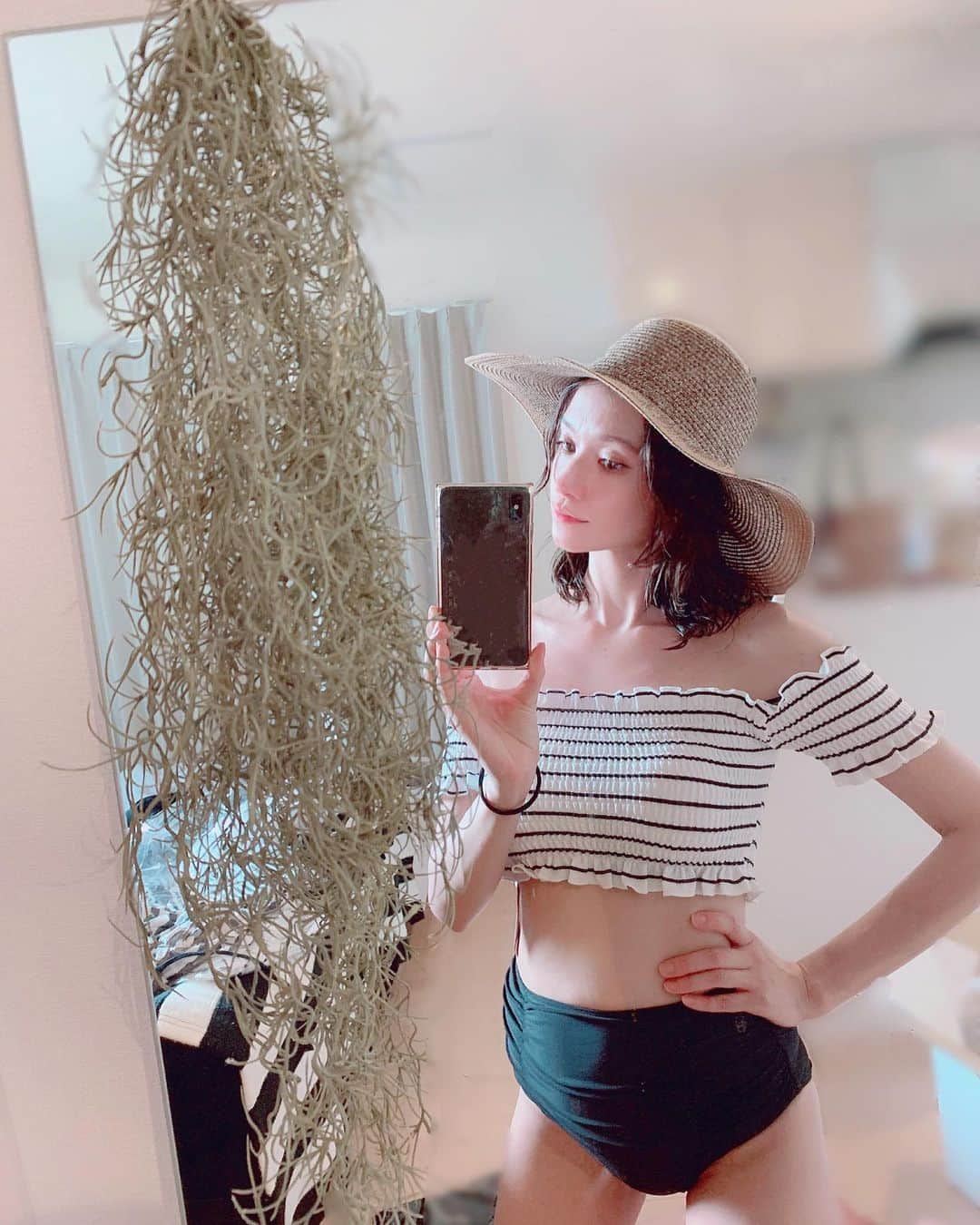 大森美知さんのインスタグラム写真 - (大森美知Instagram)「まちきれなくて家で水着 🌴🥥夏しようよー💘なとぅーーー！！！ 大好きな季節🌈☀️ 海待ちきれなくて近所の区民プール行こうかな🐚💭 . 今年の水着はとりあえず ハイウエストのブラックパンツに オフショルビキニ買ったよ🐠🌊🌊🏖 . ヒョウ柄とかカラフルな水着ほしい✨ 白もいいなぁ👙💭 _________________________________ #水着いっぱい欲しい #この水着デザイン探してた #👙 #ネットでポチしてどこのか分かんない  #水着いっぱい欲しい #ビキニ #夏到来 #みちふく #fashion」7月31日 21時22分 - michi_oomori_official