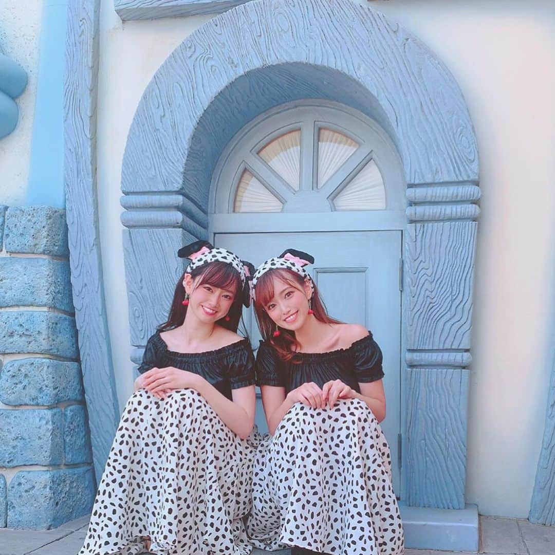 藤澤友千菜さんのインスタグラム写真 - (藤澤友千菜Instagram)「🐭💋 #双子コーデ  ゆうみとは #お揃いコーデ  何気に結構持ってるw🐥💓 汗だくなりながら 一生懸命撮った写真w 数枚載せたのでご覧下さいませ🤣🙏💓💓💓w またコーデ合わせて行きたい🐭♥️ #disneyland #disney #disneycode #code #fashion #model #japan #ootd #followme #satorujapan #instalike #101匹わんちゃんコーデ #101匹わんちゃんヘアバンド #101匹わんちゃん #ディズニー #ディズニーランド #ディズニーコーデ #仲良し #藤澤友千菜  #引地裕美 #ファッション #コーデ #お揃い #東京 #夢の国」7月31日 21時22分 - yuchina1207