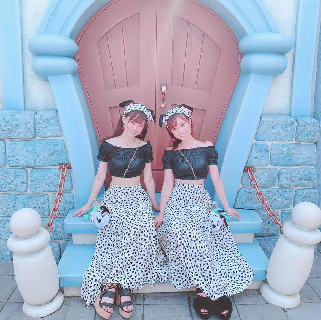 藤澤友千菜さんのインスタグラム写真 - (藤澤友千菜Instagram)「🐭💋 #双子コーデ  ゆうみとは #お揃いコーデ  何気に結構持ってるw🐥💓 汗だくなりながら 一生懸命撮った写真w 数枚載せたのでご覧下さいませ🤣🙏💓💓💓w またコーデ合わせて行きたい🐭♥️ #disneyland #disney #disneycode #code #fashion #model #japan #ootd #followme #satorujapan #instalike #101匹わんちゃんコーデ #101匹わんちゃんヘアバンド #101匹わんちゃん #ディズニー #ディズニーランド #ディズニーコーデ #仲良し #藤澤友千菜  #引地裕美 #ファッション #コーデ #お揃い #東京 #夢の国」7月31日 21時22分 - yuchina1207