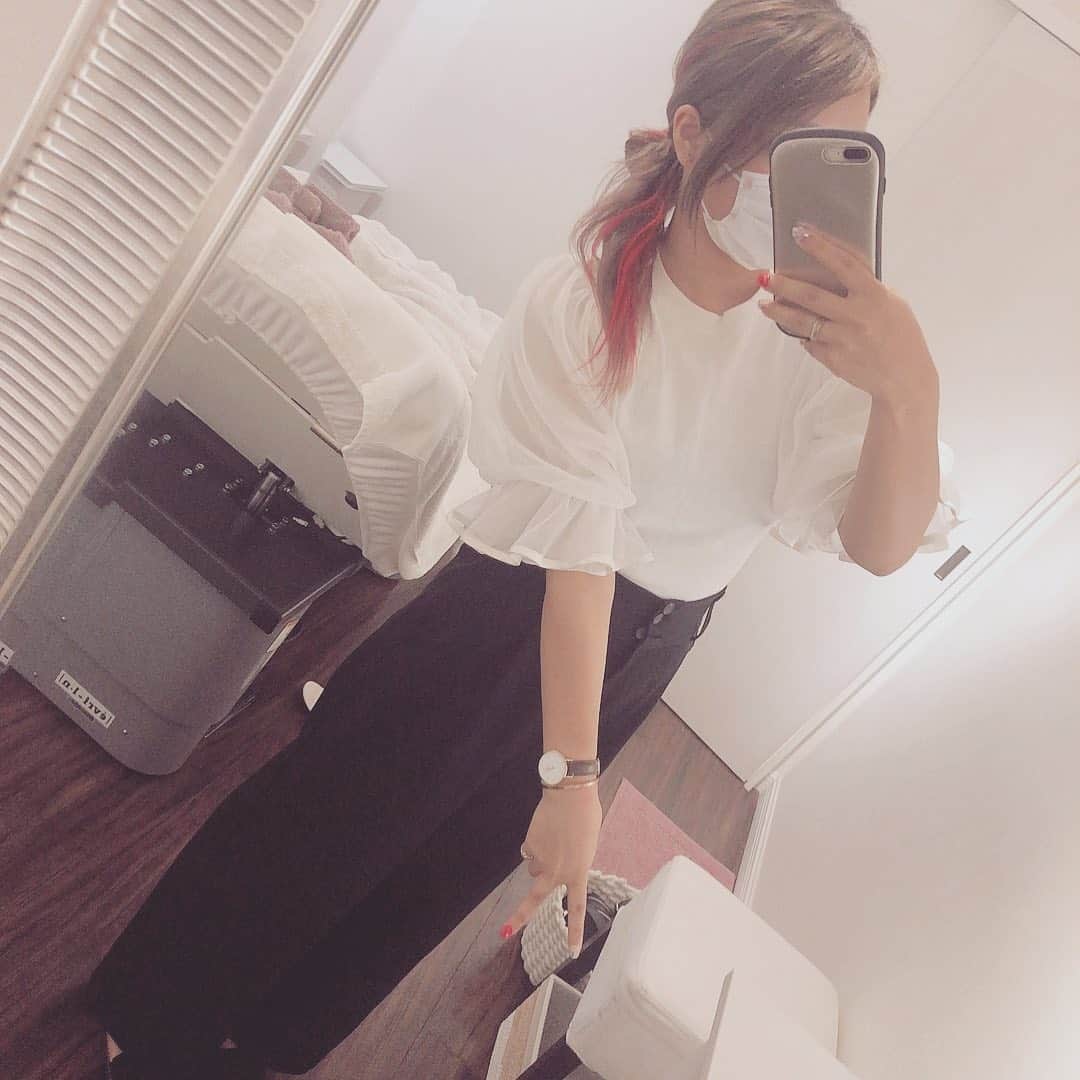 R!Nのインスタグラム：「先日、久しぶりのボディメンテナンスに行きました！8月のライブに向けてまたしっかりと体づくり。  2ヶ月ぶり！？のメンテになってしまったので痛かった〜〜😂水毒がだいぶ溜まっているみたいなので、またしっかりケアしないとです。  秋山さんのゴッドハンド、最高です！ 疲れてる時は眠っちゃうことが多いんですが、今回は痛みを紛らわせる為に積もる話で喋り倒してしまいました。笑  でも歪みも矯正してくれたので、体もスッキリ！ ありがとうございました🙏✨ #charite #二子玉川 #ボディメンテナンス #body #maintenance #ボディケア #セルケア #セルライト #デトックス #detox」