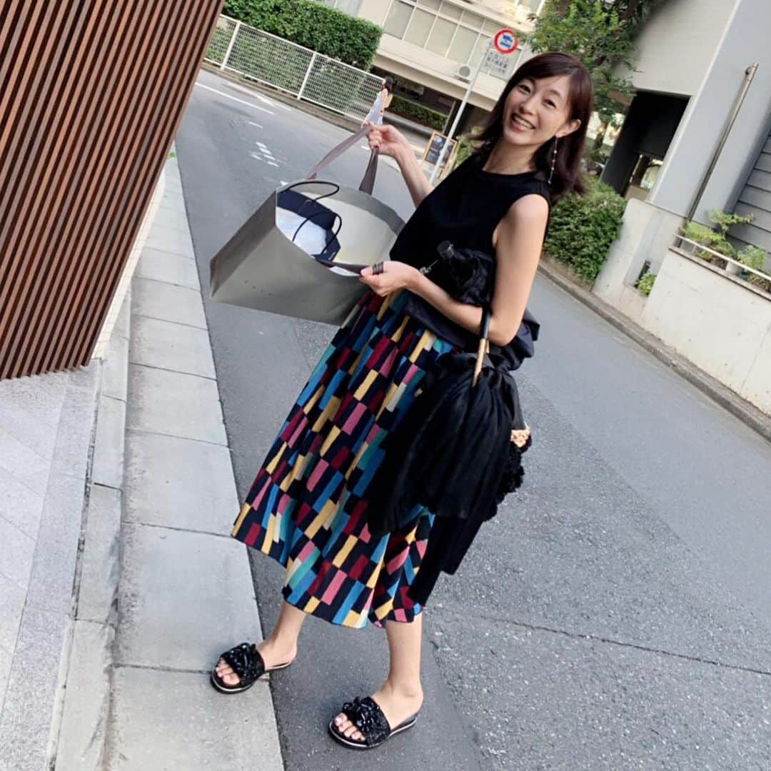 青山倫子さんのインスタグラム写真 - (青山倫子Instagram)「ついに梅雨が明けましたね。 心待ちにしてた待望の青空なのに、 こうも毎日暑いと ちょいと辛いですな。。 早く暑さに体が慣れたい。 みなさんは 体調は大丈夫ですか？ お友達にね、 桃とスイカをたくさん頂いたよ。 嬉しくって心躍っちゃう。 思わず1回転しちゃった。 体も踊っちゃう嬉しさだ。  #青山倫子 #梅雨明け #待望の青空 #でも暑さ厳しいね #フルーツ大好き #たくさん頂いたよ #嬉しさのあまり心躍っちゃった #一番好きなフルーツは何ですか？ #難しい質問だね」7月31日 21時25分 - noriko_aoyama1229