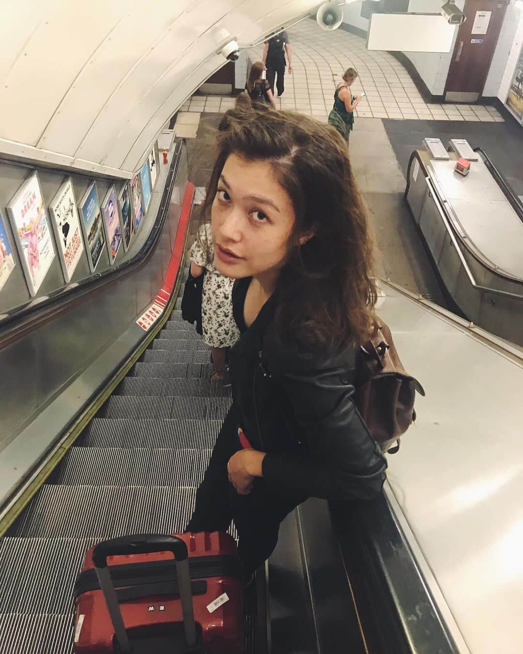 香華（KOuKA）のインスタグラム：「My eye bags and I on our way back to NYC 👋 #koukatravels」